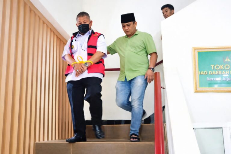 JADI TERSANGKA: Tampak Kadis Perikanan Morowali, F, saat digelandang Kejari Morowali.(FOTO: SUPRIYONO/RADAR PALU)  