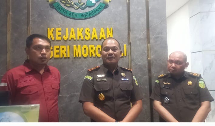BERI KETERANGAN: Kajari Morowali, Naungan Harahap, saat memberikan keterangan pers.(FOTO: SUPRIYONO/RADAR PALU)