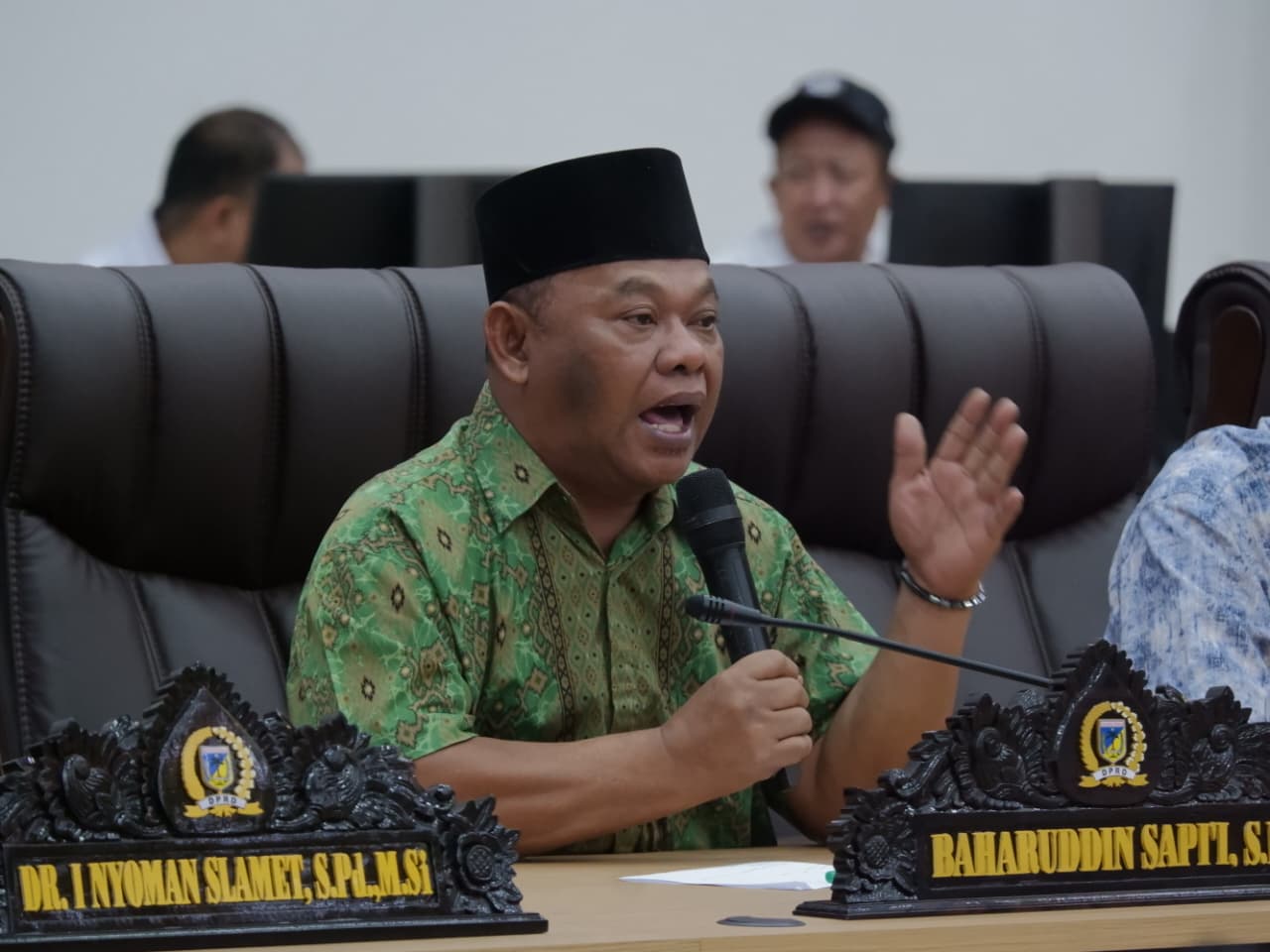 TEGANG : Aliansi Mahasiswa Cipayung Plus sampaikan argumen kepada anggota DPRD terkait beberapa isue, Rabu, 11 Maret 2026.(FOTO: RAHMAT FADHIL/RADAR PALU)