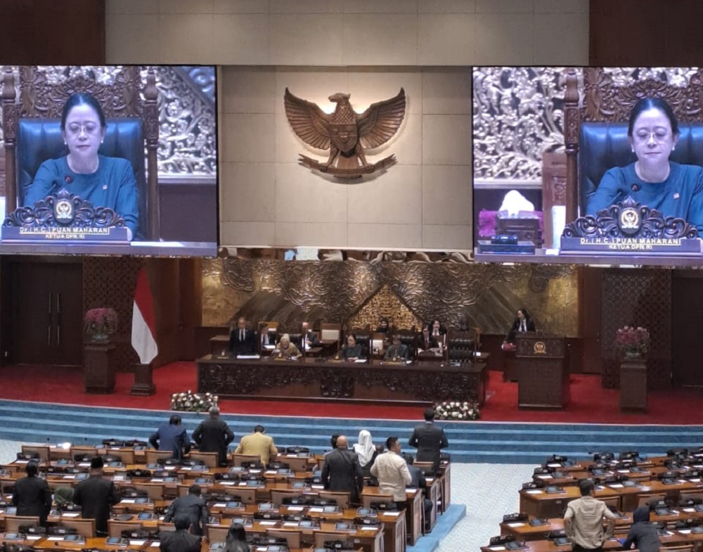 JADI RUU: Puan Maharani selaku Ketua DPR RI menetapkan RUU PPRT sebagai RUU inisiatif DPR dalam rapat paripurna di Gedung DPR, Jakarta, Kamis (12/3/2026).
