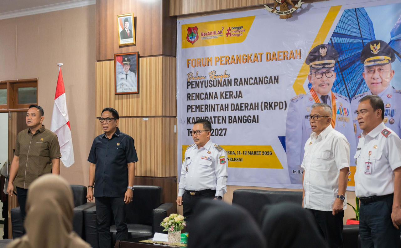 POSITIF: Bupati Banggai Amirudin Tamoreka saat berada di kantor Bappeda Banggai, Rabu (11/3/2026).(FOTO: NENDRA PRASETYA/RADAR PALU)