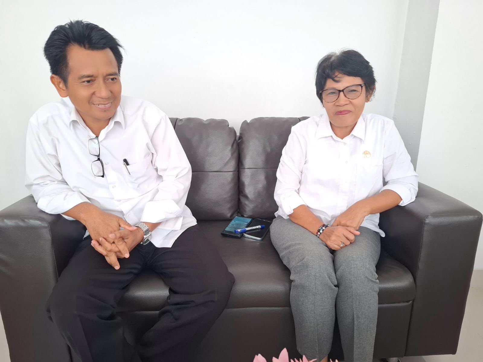 Keterangan Foto : (Dari kiri), Kabid Pemdes, Wismanto dan Plt Kadis PMD Sigi, Selvy, SH.(FOTO: ANGEL SUMBARA/RADAR PALU).