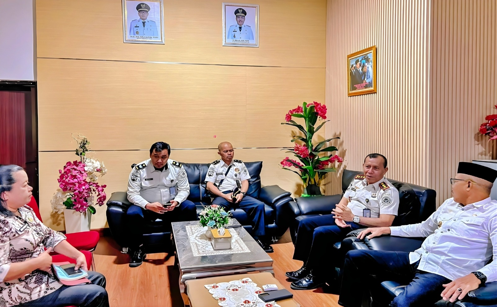 PERTEMUAN: Audiensi Bapas Luwuk dan Pemkab Morowali Utara di ruang kerja Wakil Bupati Djira Kendjo, Kamis (12/3/2026). (FOTO: ISTIMEWA/RADAR PALU)