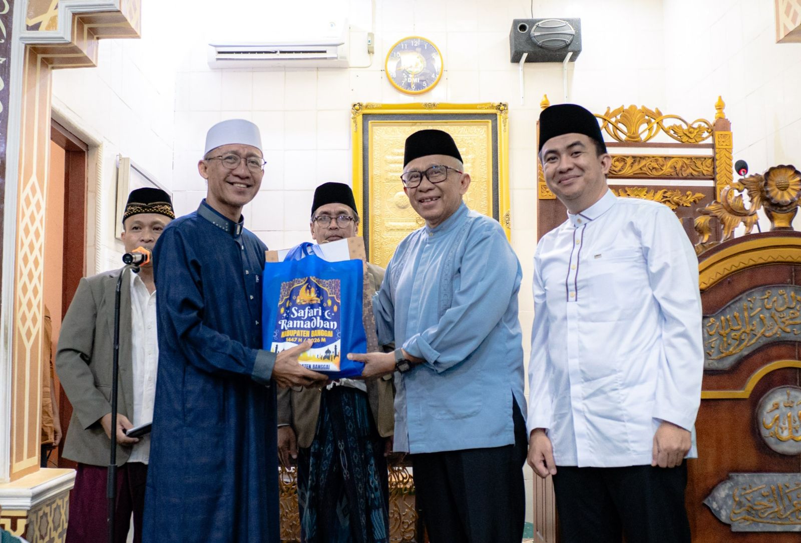 NUZULUL QURAN: Wabup Furqanuddin pada peringatan Nuzulul Quran, di Masjid An Nuur Simpong, Kecamatan Luwuk Selatan.(FOTO: NENDRA PRASETYA/RADAR PALU)  