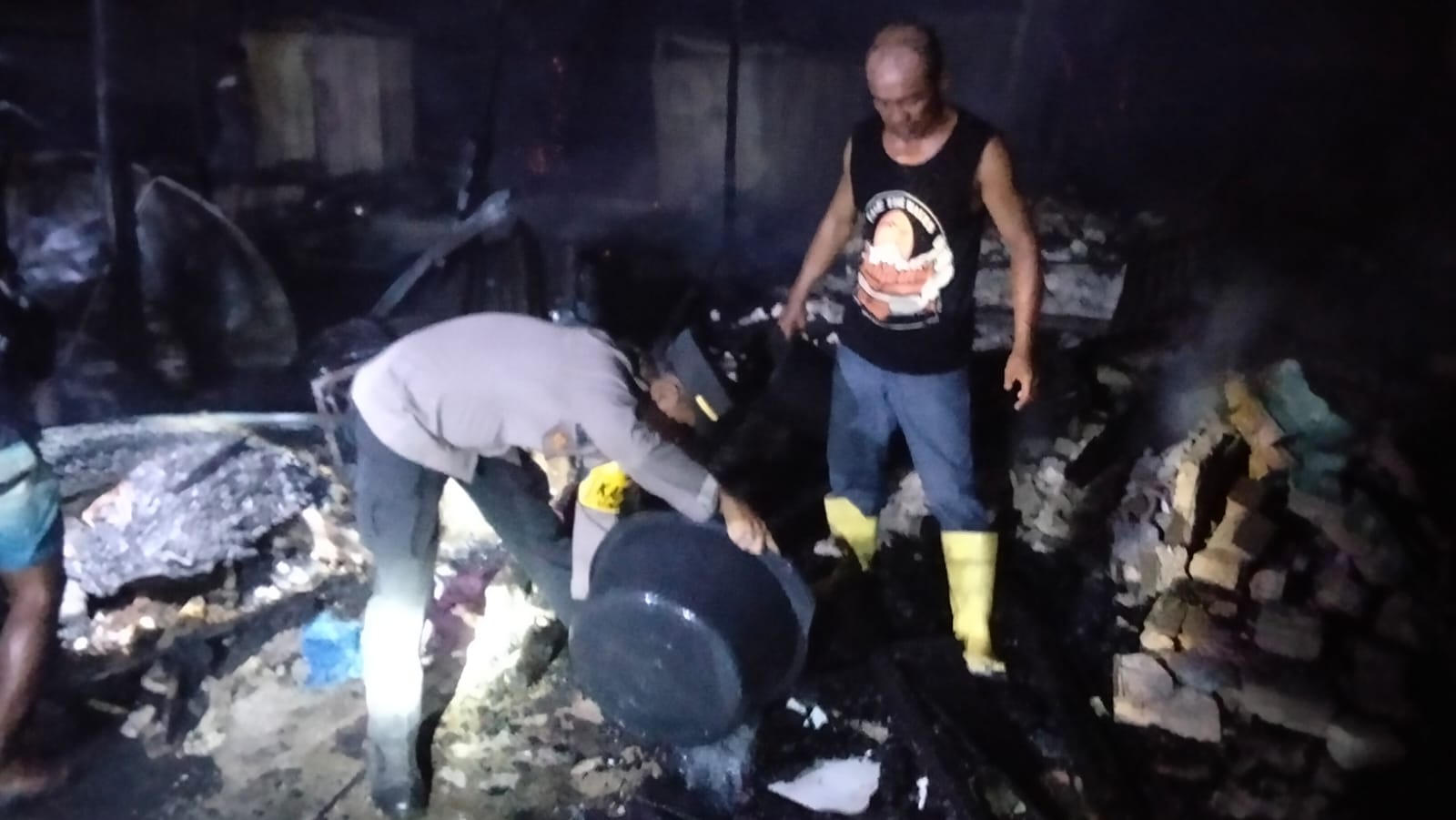 HANGUS TERBAKAR: Rumah warga Dusun Pulau Salaka, Desa Kavetan, Touna, hangus terbakar.(FOTO: HERIYANTO LIMAHU/RADAR PALU).  &nbsp;