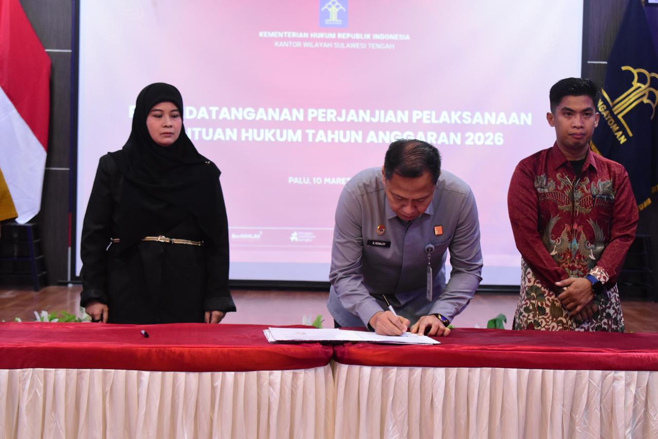 Kakanwil Kemenkum Sulteng Rakhmat Renaldy menandatangani perjanjian pelaksanaan bantuan hukum 2026 bersama 18 Organisasi Pemberi Bantuan Hukum di Palu.