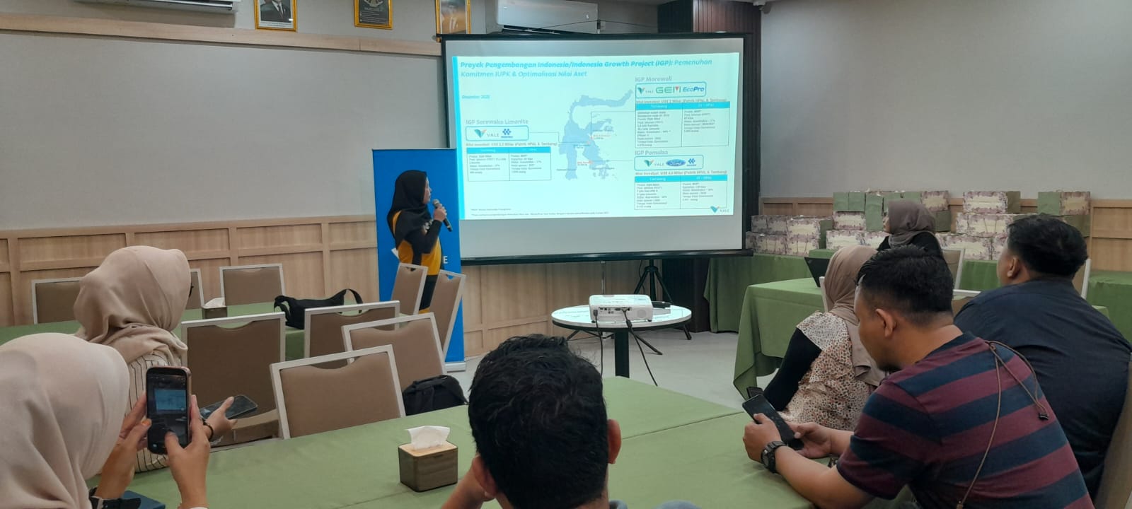 Senior Coordinator Media Relations PT Vale Indonesia, Suwarny Dammar, meyapa rekan-rekan media di Palu. 