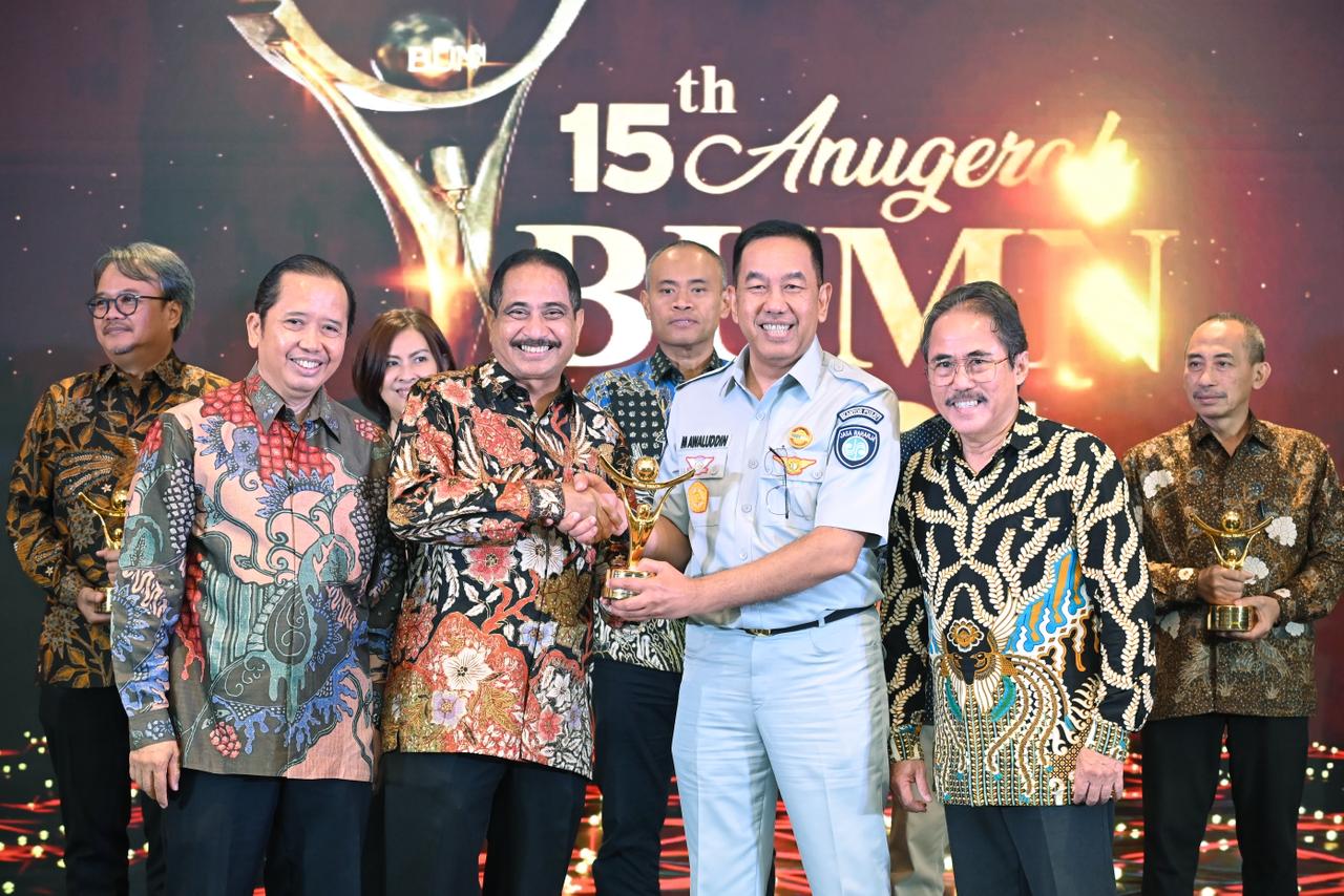 Direktur Utama Jasa Raharja saat berfoto bersama dalam ajang anugerah BUMN 2026 ke-15 di Jakarta, pada Selasa (10/3/2026).