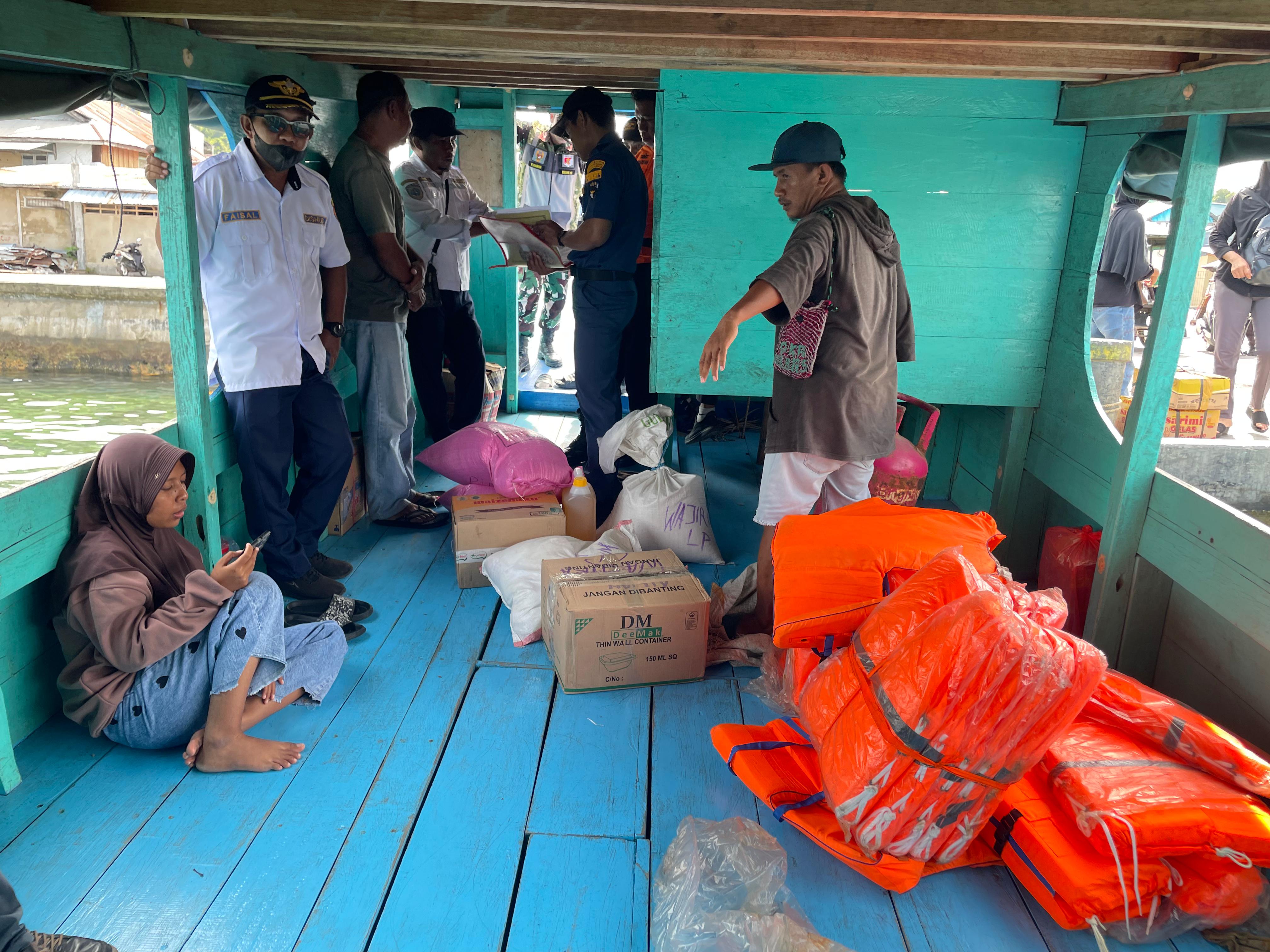 Ramp check atau pemeriksaan alat keselamatan kapal di Pelabuhan Rakyat Kabupaten Banggai Laut pada Rabu-Kamis, 11-12 Maret 2026. 