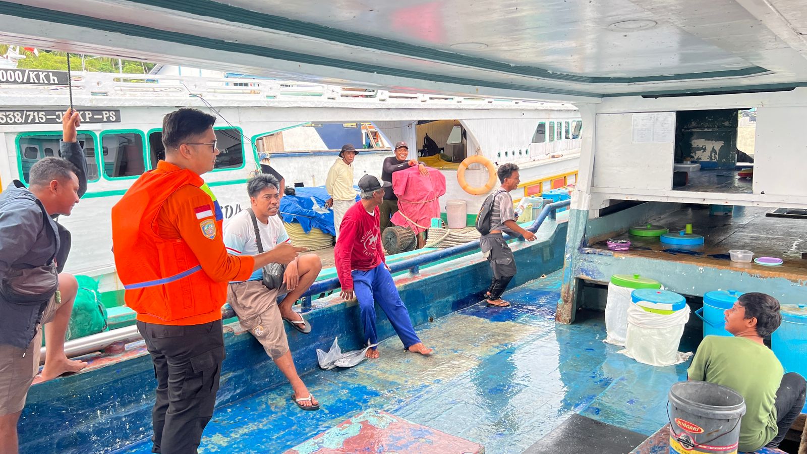Personel Unit Siaga SAR (USS) Ampana melaksanakan kegiatan sosialisasi kepada para nelayan mengenai pentingnya penggunaan alat keselamatan.