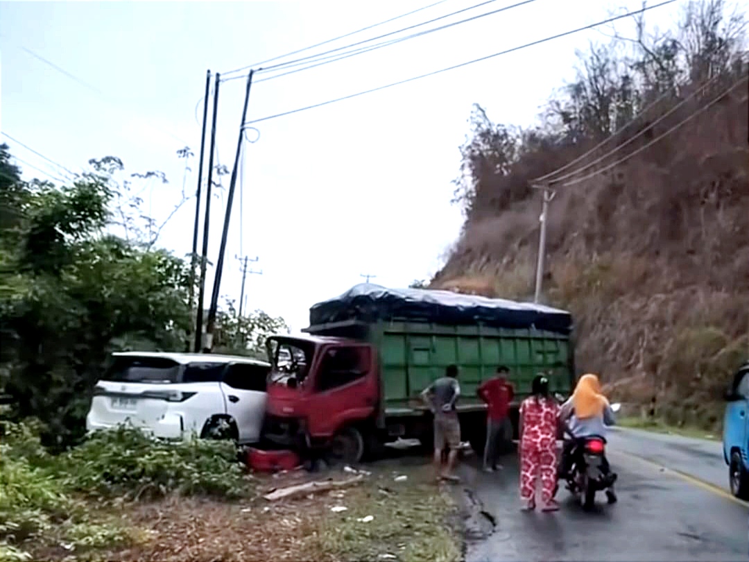 Kondisi mobil Toyota Fortuner dan truk Dyna yang mengalami kerusakan di bagian depan usai terlibat kecelakaan di tikungan Jalan Trans Sulawesi, Desa Avulua.