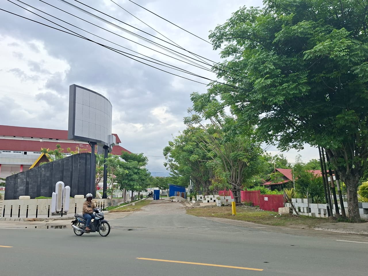 Jalan penghubung antara Hang Tuah dan Yos Sudarso di Palu akan diaspal Pemkot pada April 2026 dan dilengkapi penerangan jalan.