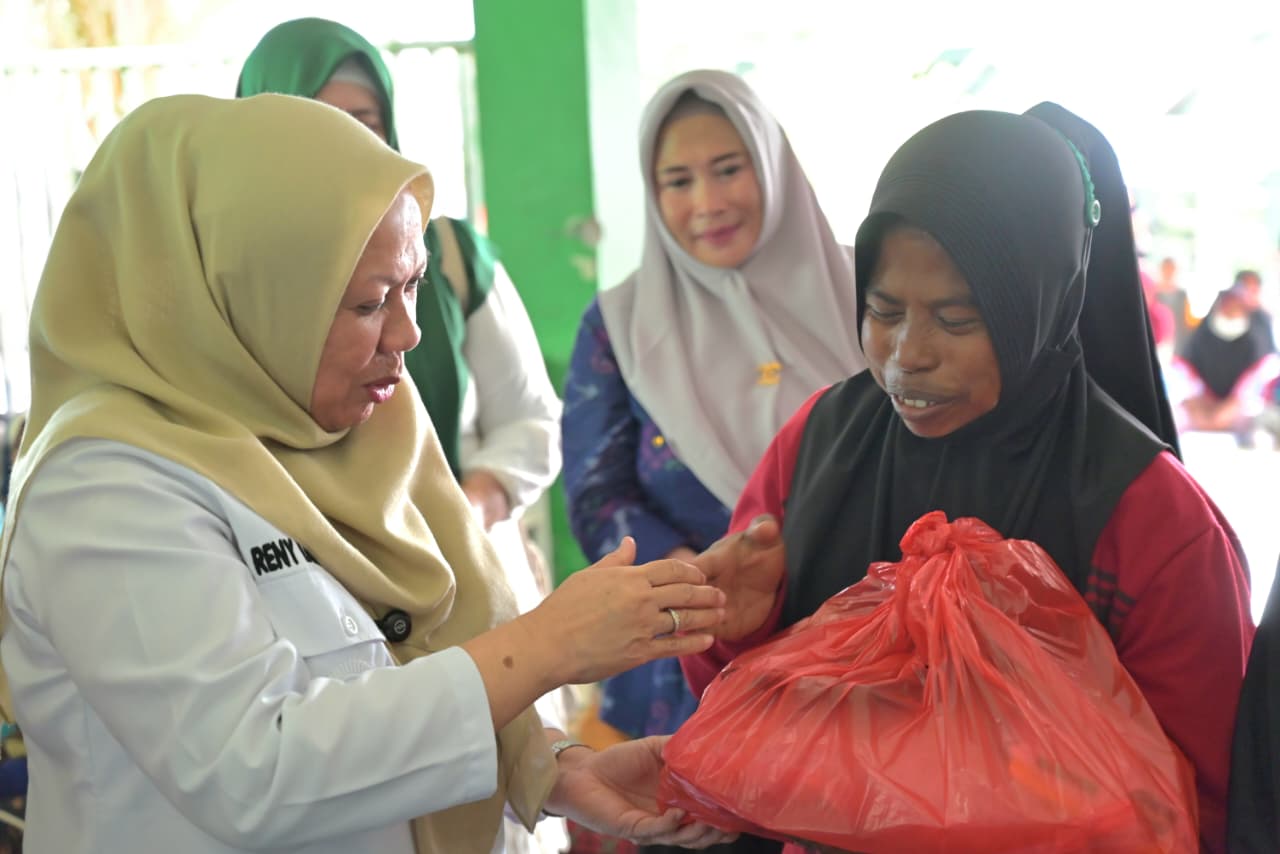 Wagub Sulteng Reny Lamadjido menyerahkan paket sembako kepada warga dalam kegiatan Tebar Harapan Ramadan di Palu.