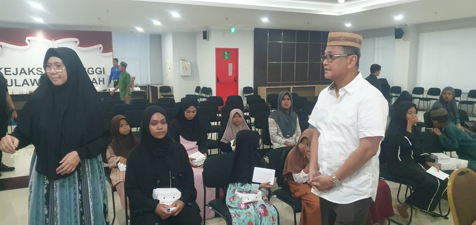 Kejati Sulteng menggelar buka puasa bersama insan pers dan anak panti asuhan, diisi tausiah Ramadan oleh penceramah Abdul Somad asal Palu.