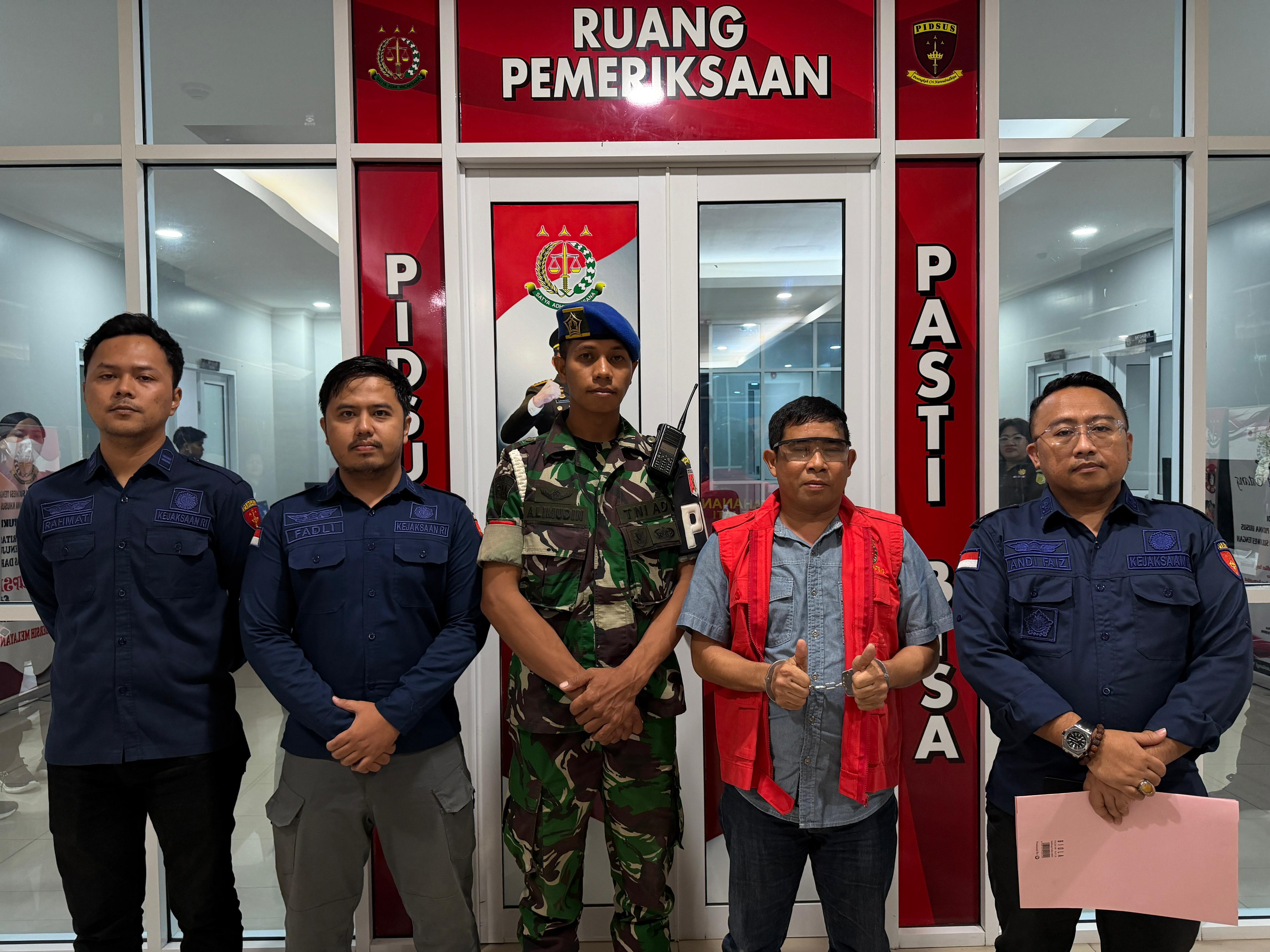 Kasi Penkum Kejati Sulteng, Laode Sopyan memberikan keterangan terkait kasus korupsi dana CSR dari Pertambangan di Morut.
