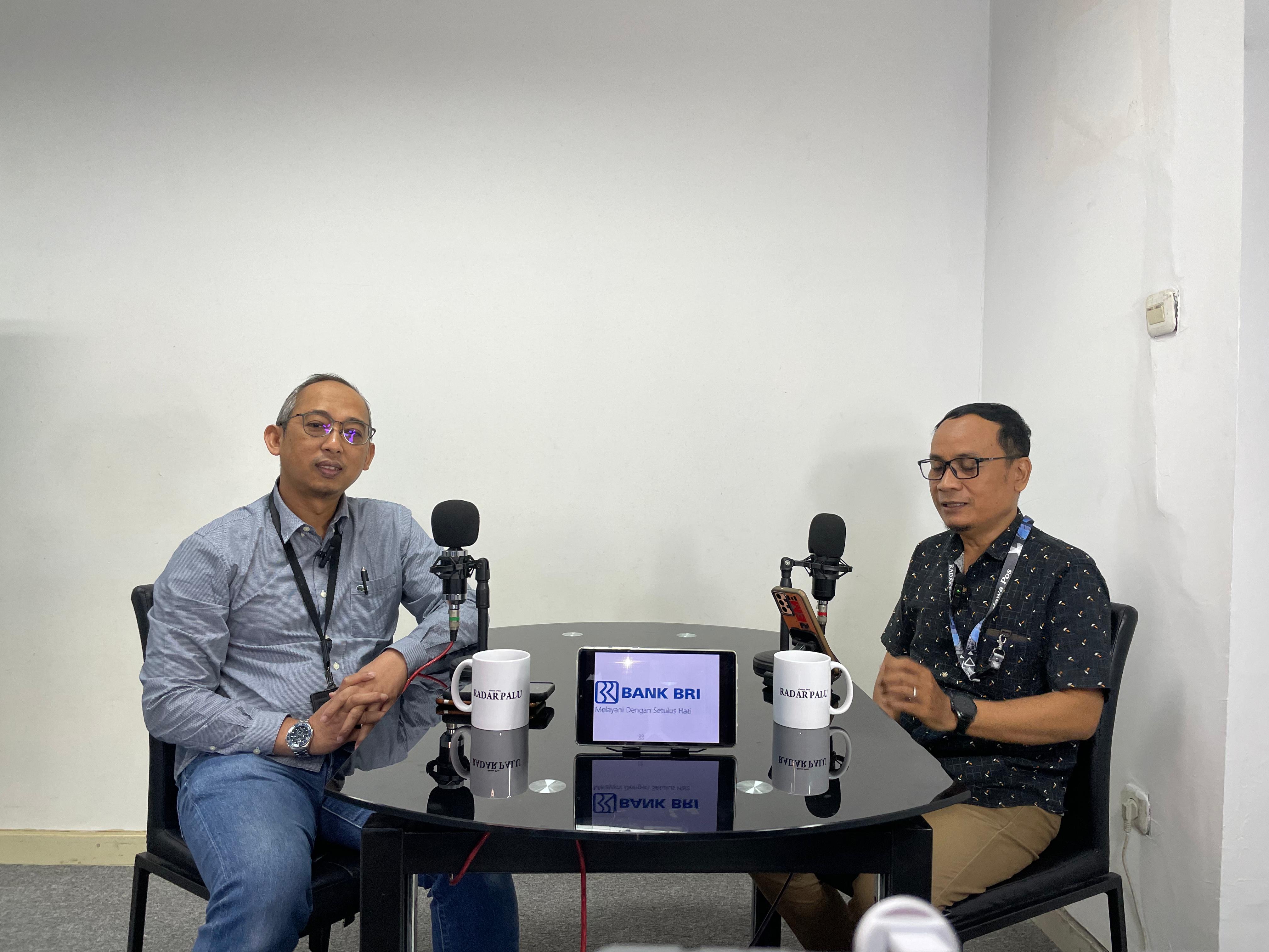 Area Head BRI Sulawesi Tengah Asep Suhendra (kiri) memastikan kesiapan layanan perbankan jelang libur Lebaran.