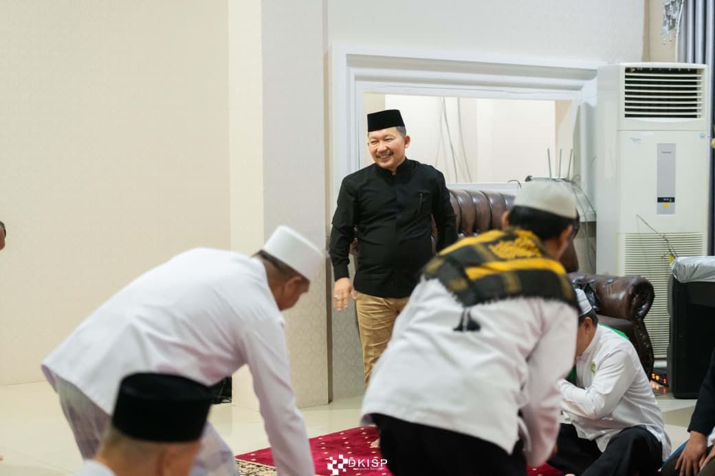 MENGUNDANG: Bupati Banggai, Amirudin Tamoreka saat menjamu para jurnalis buka puasa Bersama di kediaman.(FOTO: NENDRA PRASETYA/RADAR PALU).  