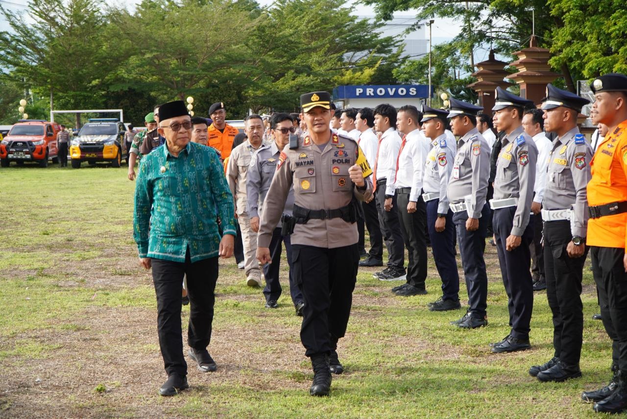 MEMERIKSA PASUKAN: Wabup Banggai Furqanudin Masulili, didampingi Kapolres Banggai AKBP Wayan Wayracana Aryawan, saat memeriksa barisan.(FOTO: NENDRA PRASETYA/RADAR PALU).  