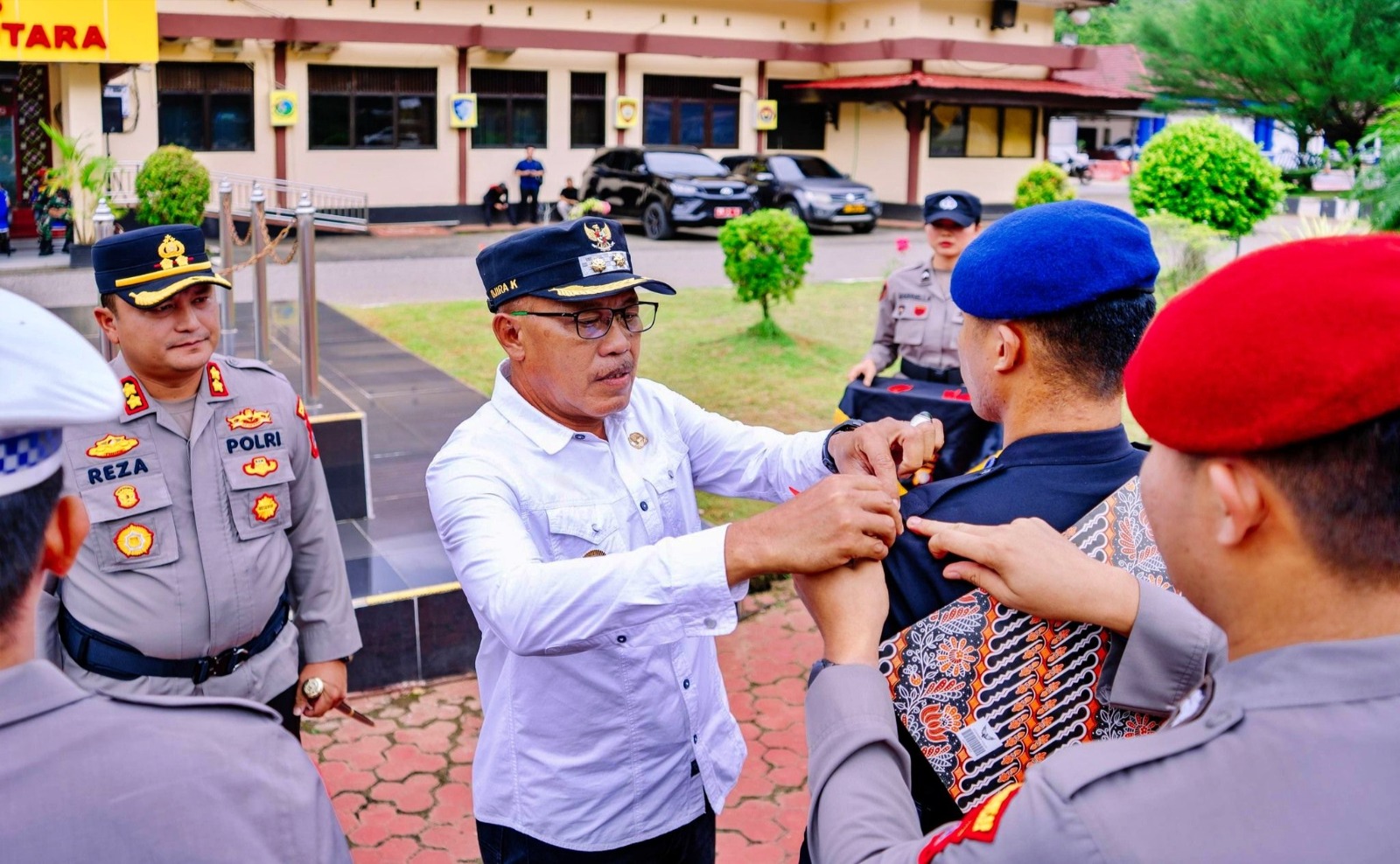MENYEMATKAN PITA: Wakil Bupati orowali tara H Djira Kendjo menyematkan pita tanda Operasi Ketupat Tinombala 2026, Kamis (12/3/2026). (FOTO: ISTIMEWA/RADAR PALU)