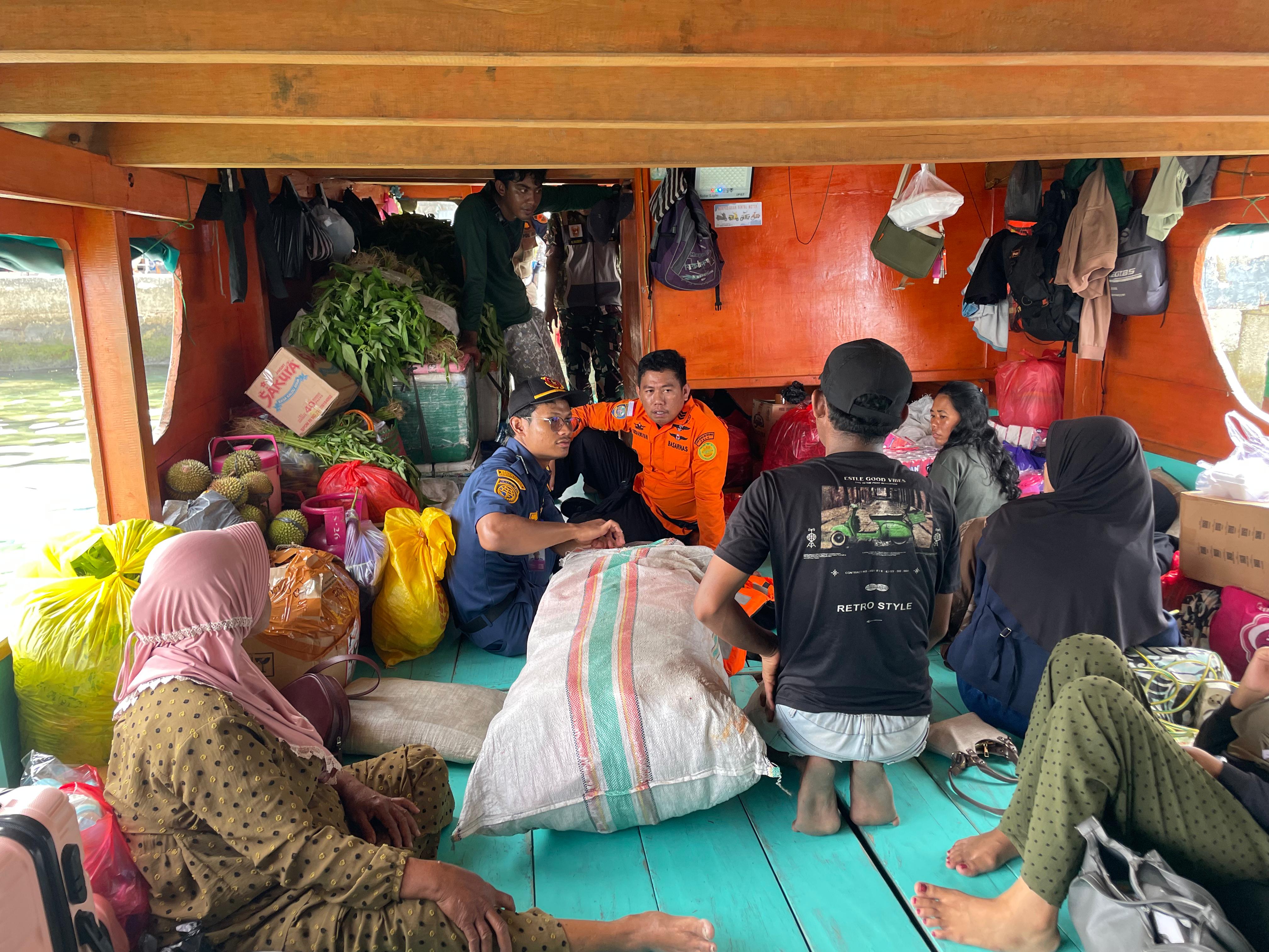 Salah satu kapal yang beroperasi di wilayah pelabuhan Rakyat Kabupaten Banggai Laut, Sulawesi Tengah di lakukan pemeriksaan alat keselamatan.