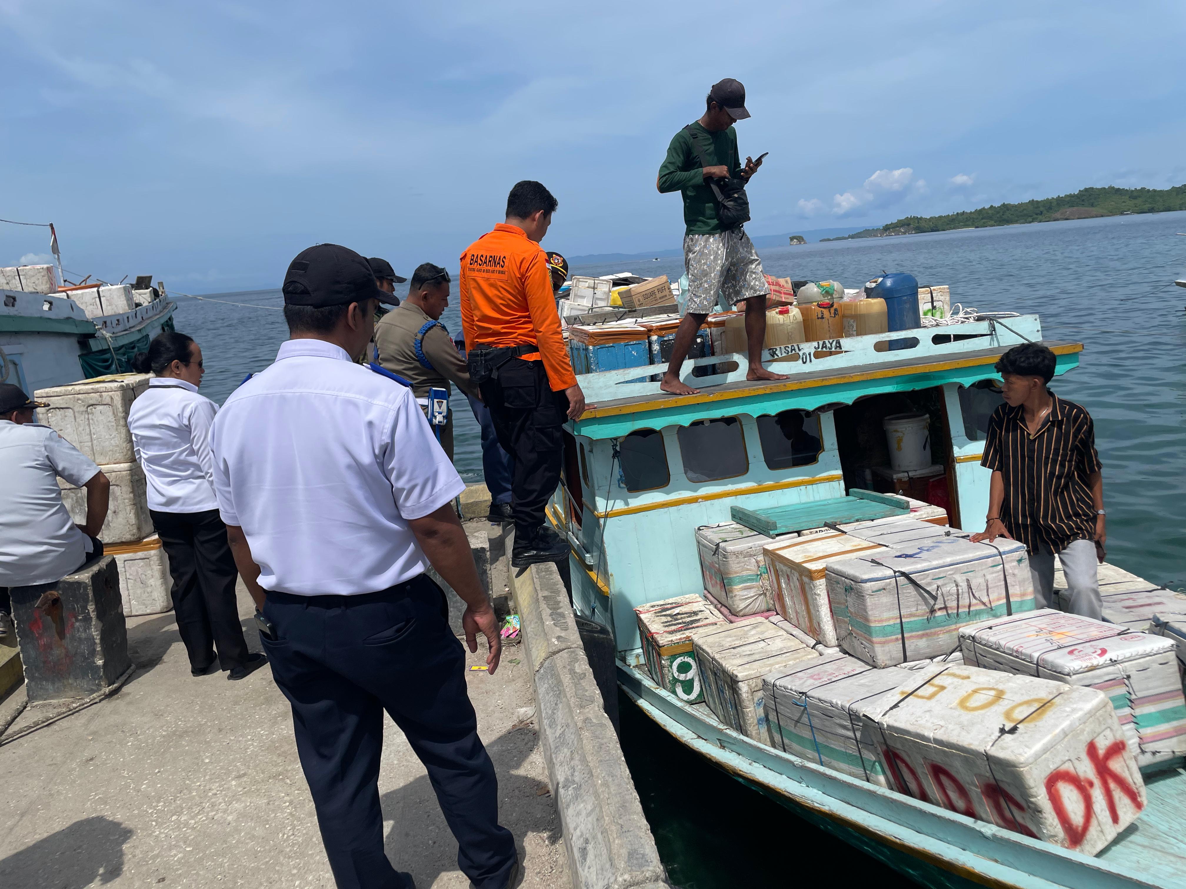 Basarnas Palu mengingatkan para operator kapal agar memastikan seluruh alat keselamatan tersedia sebelum kapal berlayar.
