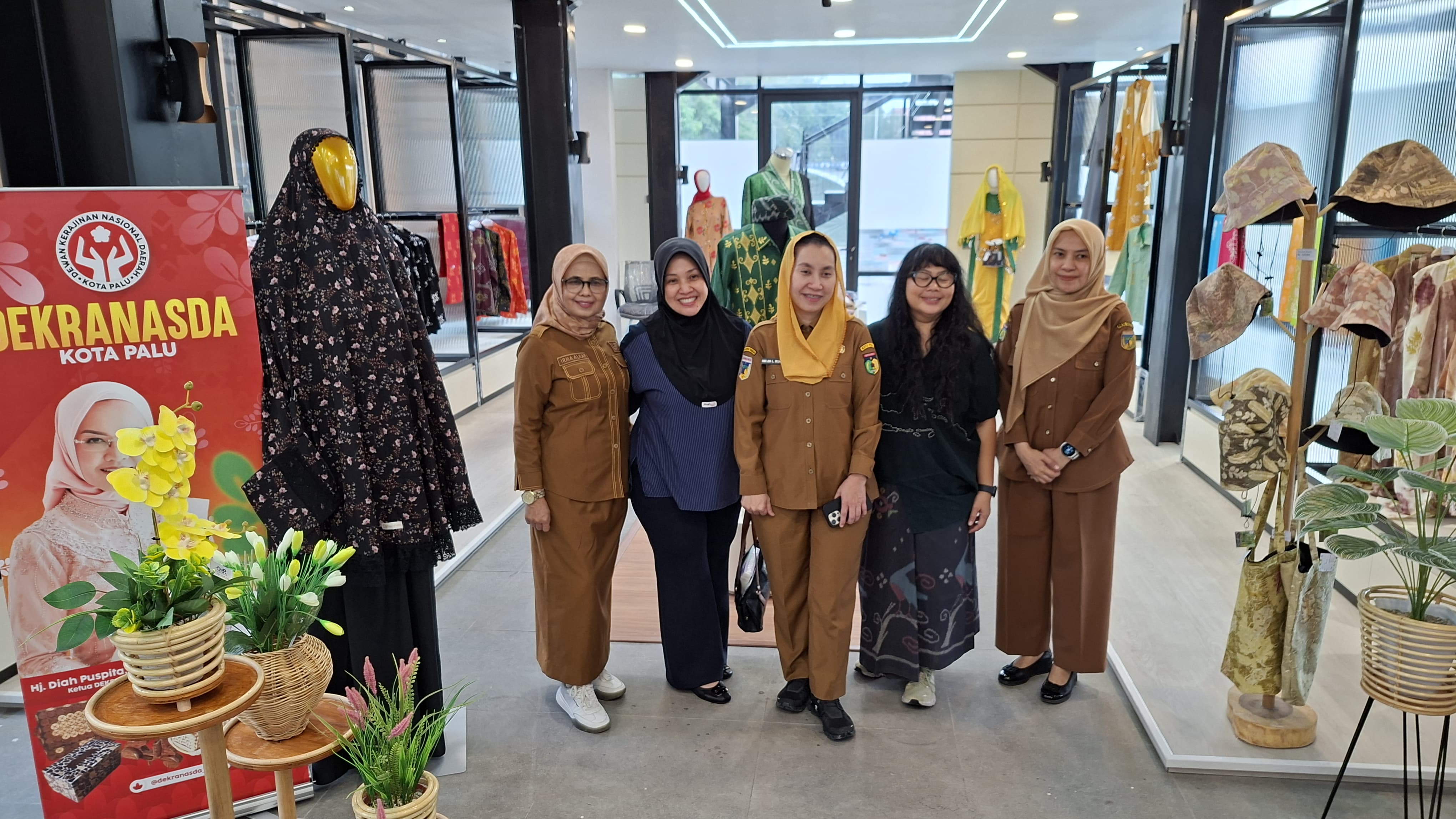 Wakil Wali Kota Palu berkunjung ke Baruga, dimana beberapa produk UMKM di pasarkan.