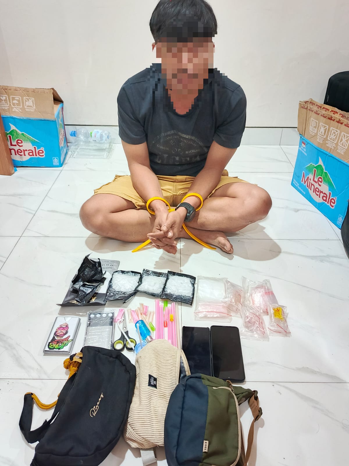 Pria asal Sultra berinisial A alias U ditangkap Subdit 1 Ditresnarkoba Polda Sulteng karena diduga sebagai pengedar sabu-sabu di Morowali, Sulteng. 