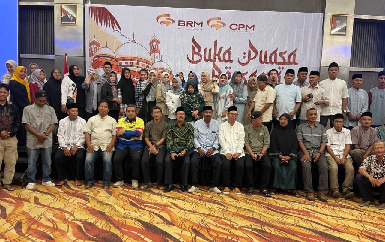 Moment berbuka puasa pihak PT CPM bersama warga lingkar tambang.