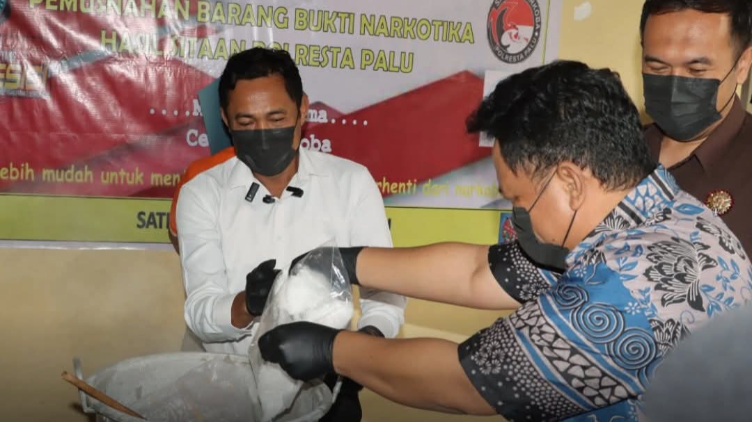 Satresnarkoba Polresta Palu melakukan pemusnahan narkoba.