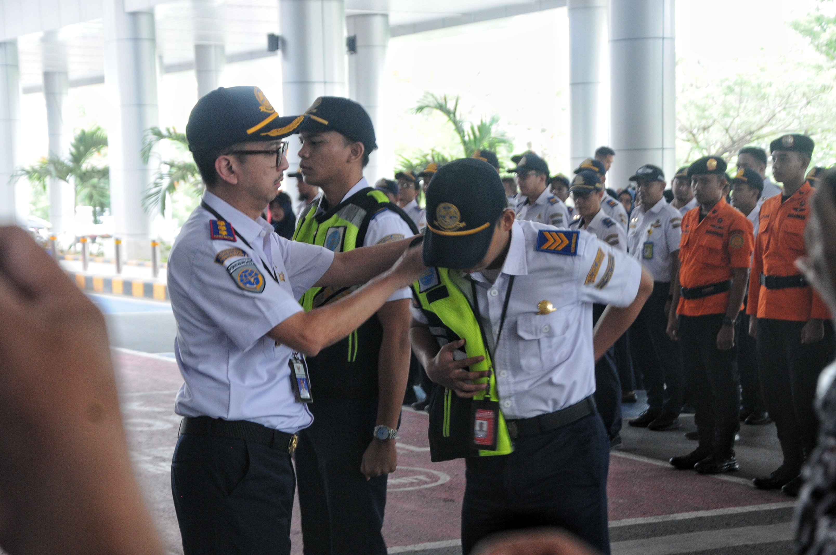 Petugas yang tergabung dalam Posko Terpadu Angkutan Lebaran 2026 di Bandara Internasional Mutiara Sis Al-Jufri Palu diminta memberikan pelayanan maksimal kepada para penumpang.