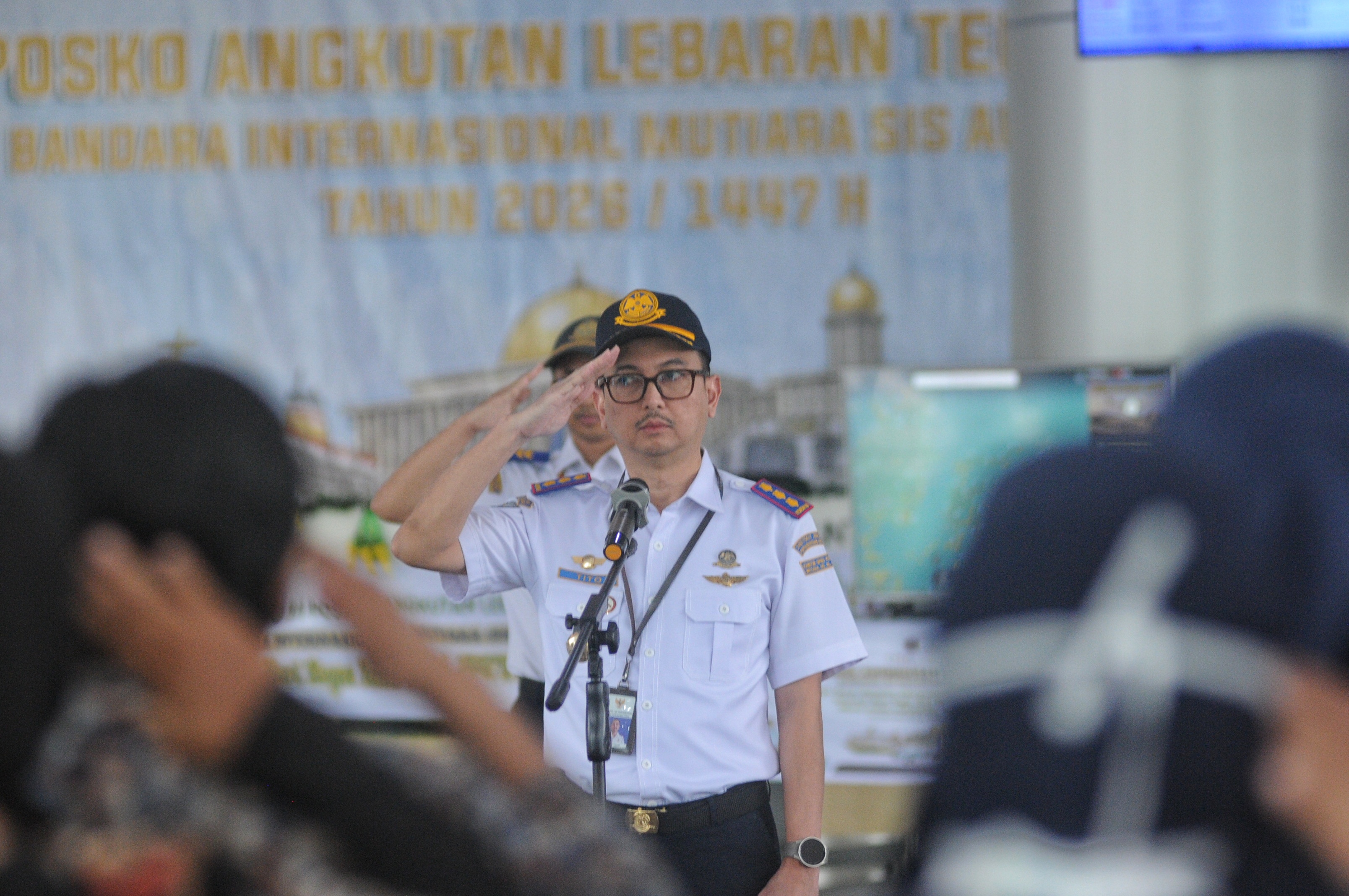 Kepala Bandara Internasional Mutiara Sis Al-Jufri Palu, Prasetiyohadi saat memimpin pembukaan Posko Angkutan Lebaran Tahun 2026 (1447 H), Jumat (13/3/2026).