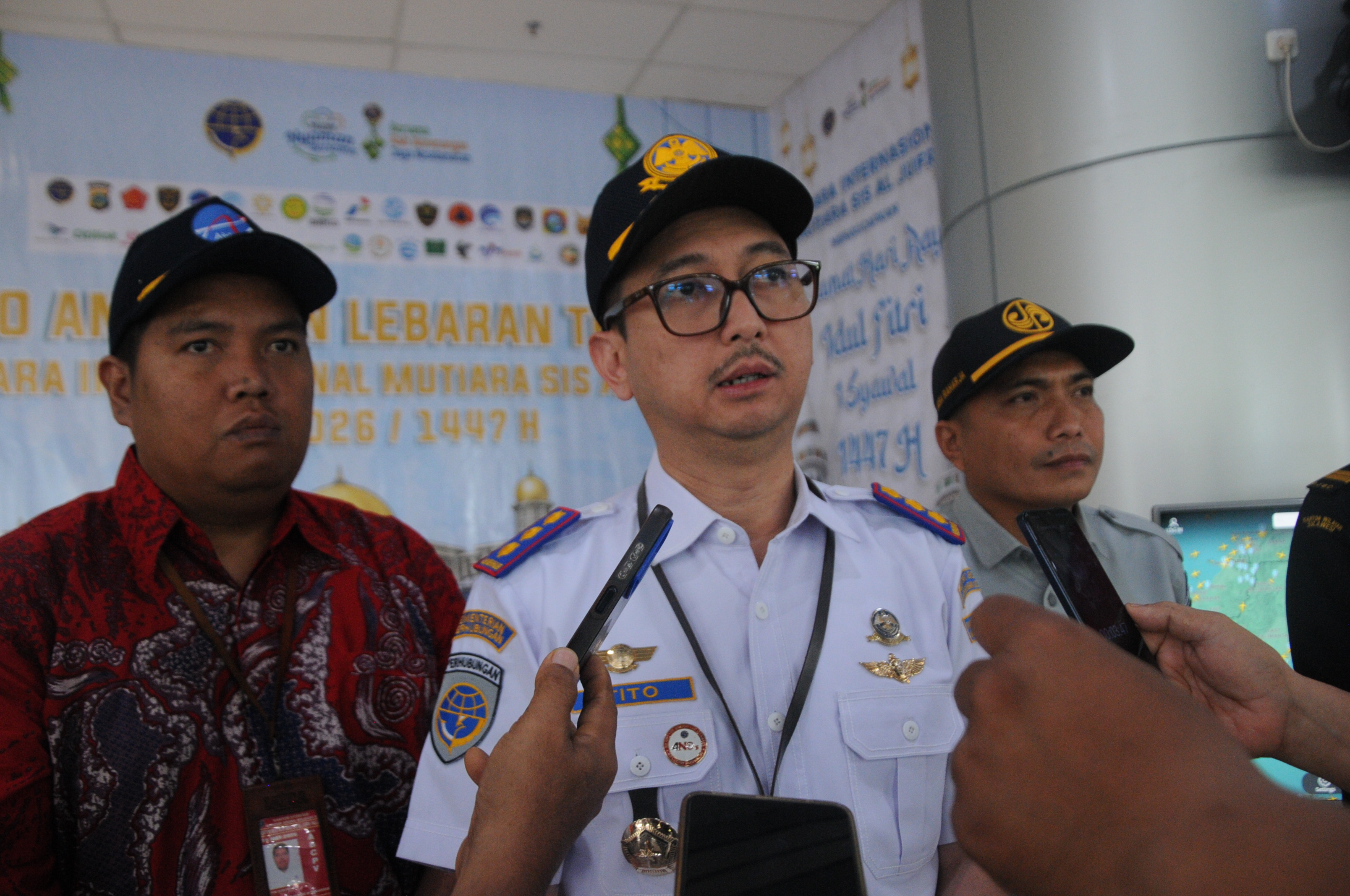 Kepala Bandara Mutiara Sis Al-Jufri Palu, Prasetiyohadi saat memberikan keterangan kepada awak media, Jumat (13/3/2026).