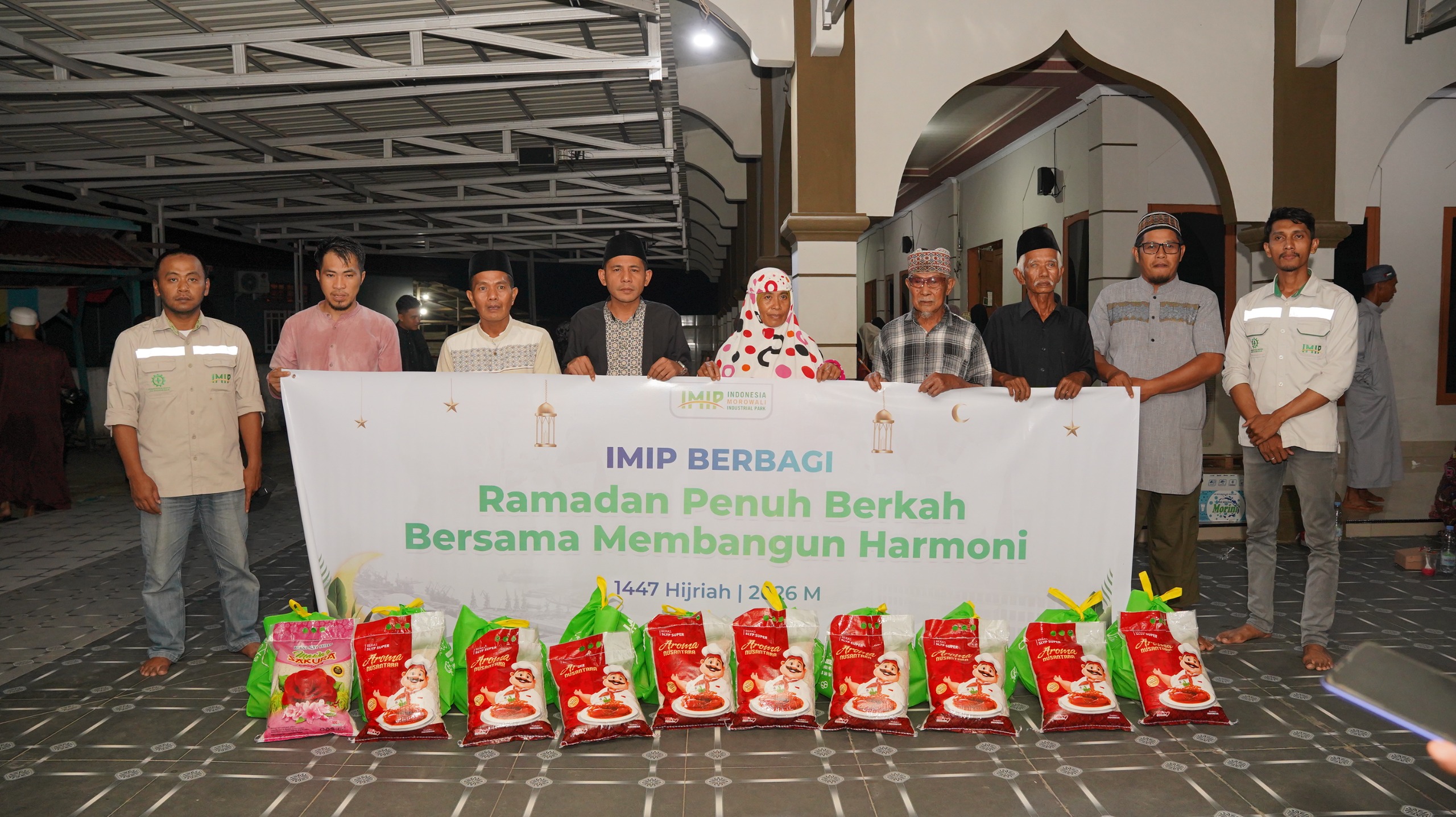 Penyaluran bantuan saat IMIP bagikan 1.229 paket sembako Ramadan kepada warga dhuafa di 12 desa Kecamatan Bahodopi Morowali.