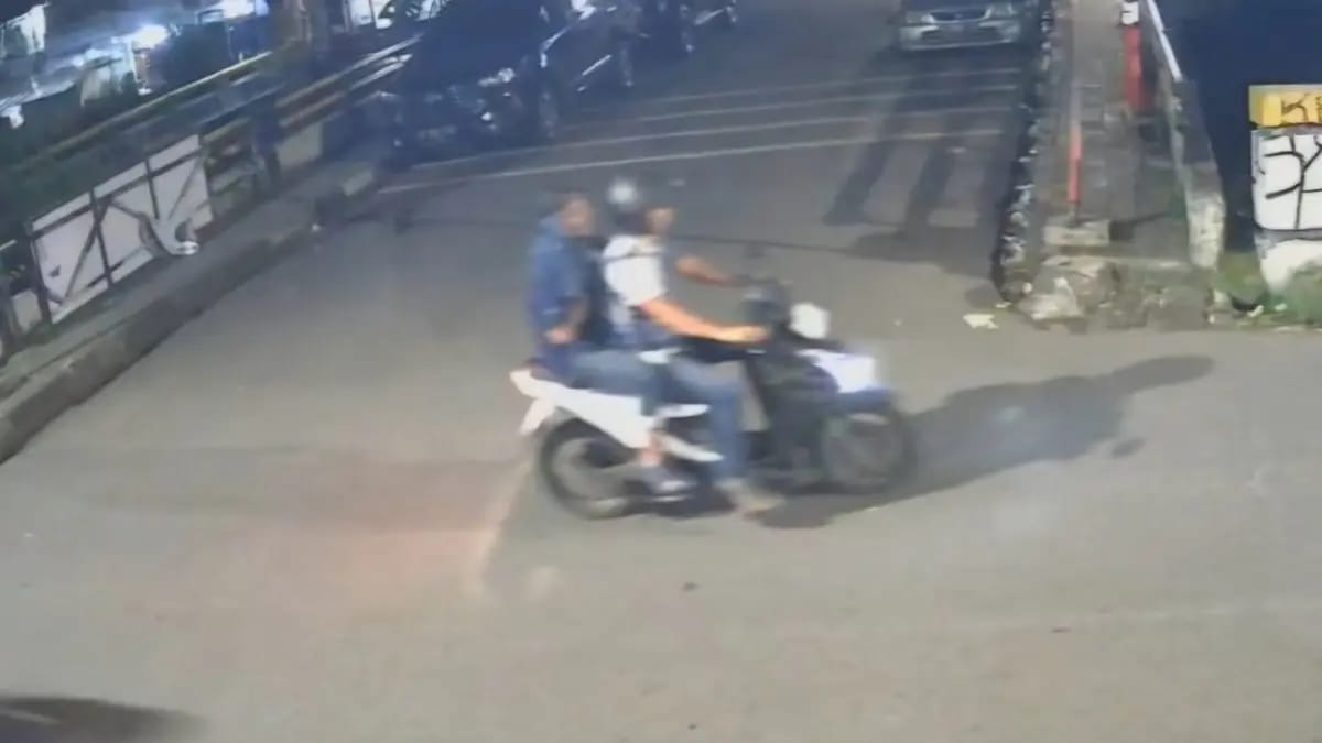 Tangkapan layar CCTV memperlihatkan dua pelaku yang diduga terlibat dalam kasus penyiraman air keras aktivis KontraS terhadap Andrie Yunus yang kini tengah diselidiki oleh Kepolisian.