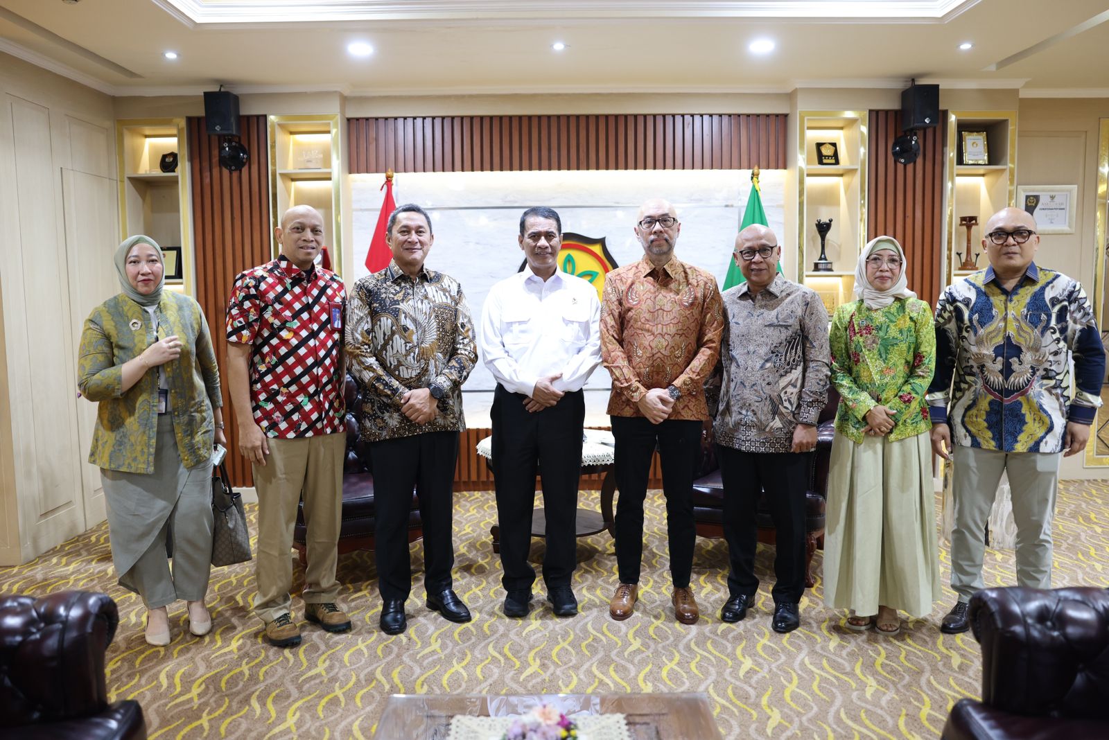 Menteri Pertanian Andi Amran Sulaiman berfoto bersama pengurus Induk Koperasi Pedagang Pasar usai pertemuan membahas penguatan distribusi pangan di Kantor Kementerian Pertanian, Jakarta, Jumat (13/3/2