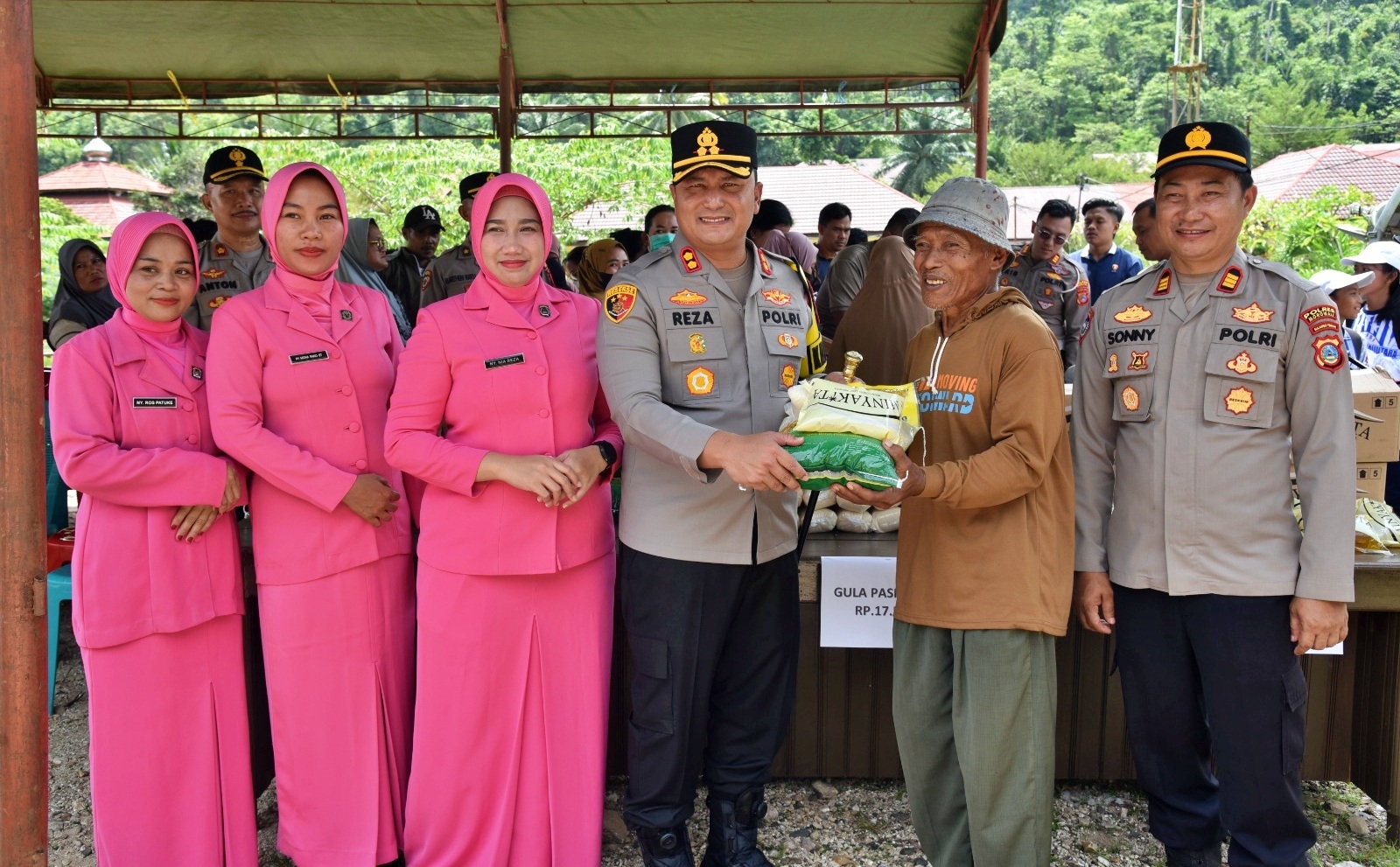 PANGAN: Kapolres Morut AKBP Reza Khomeini didampingi Ketua Bhayangkari Cabang Morut Nia Reza Khomeini menyerahkan paket Gerakan Pangan Murah kepada salah satu warga, Jumat (13/3/2026). (FOTO: ISTIMEWA