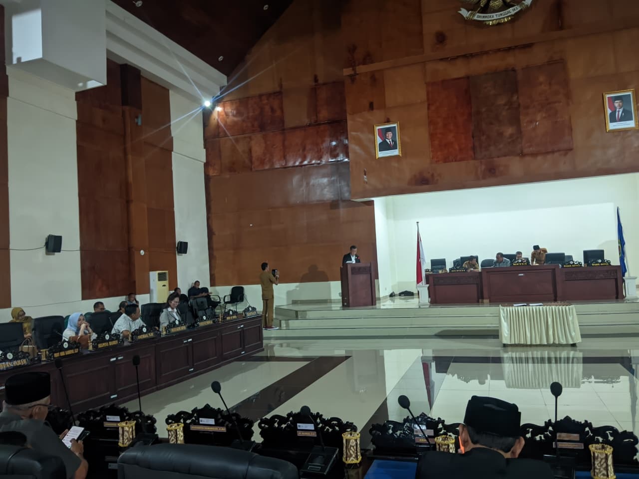PERHATIAN: Laporan akhir hasil pengawasan pengelolaan packing house komoditas ekspor durian dalam rapat paripurna DPRD Parigi Moutong, Selasa (10/3/2026).(FOTO: RAHMAT FADHIL/RADAR PALU)  