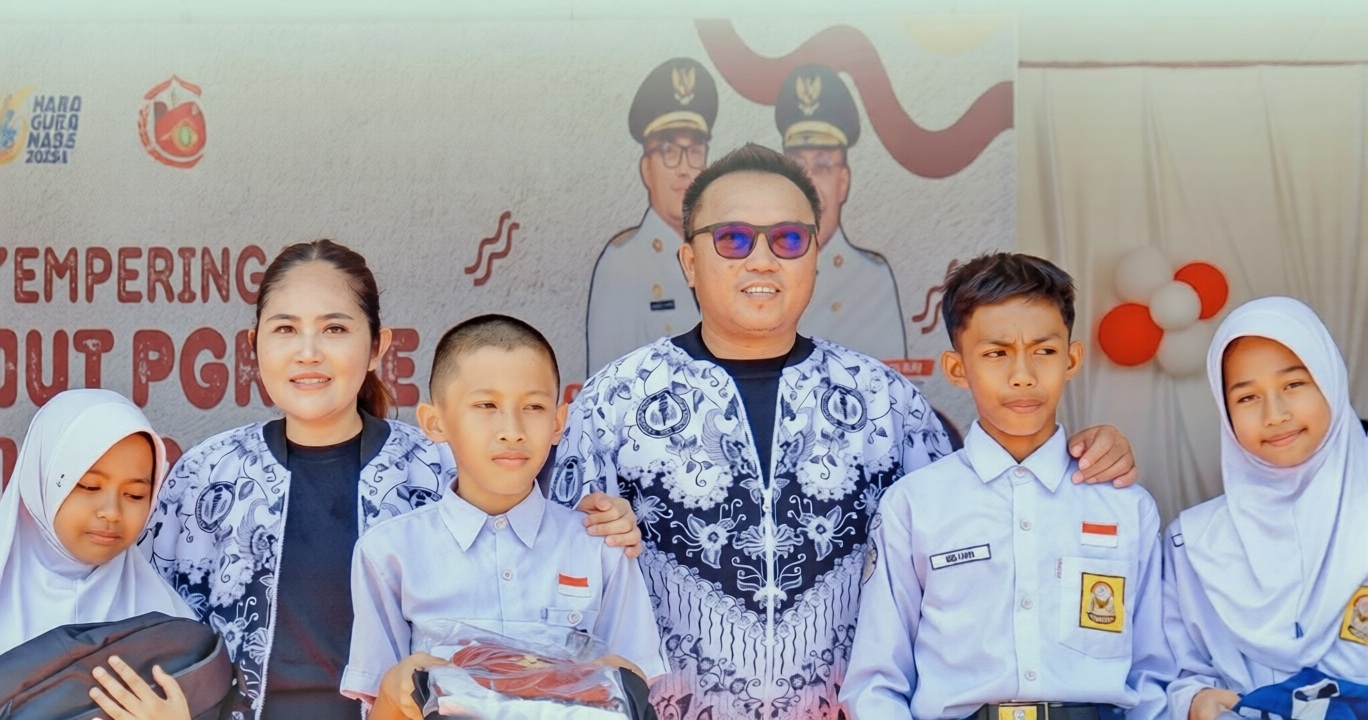 BERSAMA: Bupati Morut, Delis Julkarson Hehi, saat bersama pelajar berprestasi.(FOTO: ISTIMEWA/RADAR PALU)  