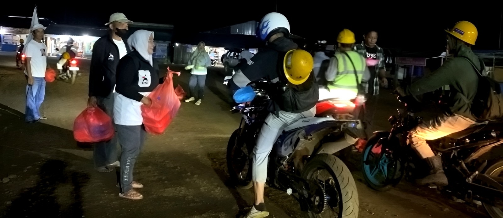 SAHUR: Pengurus DPD PSI Morowali Utara membagikan paket makanan sahur kepada pekerja tambang di Desa Bunta, Kecamatan Petasia Timur, Sabtu (14/3/2026). (FOTO: ISTIMEWA/RADAR PALU)  