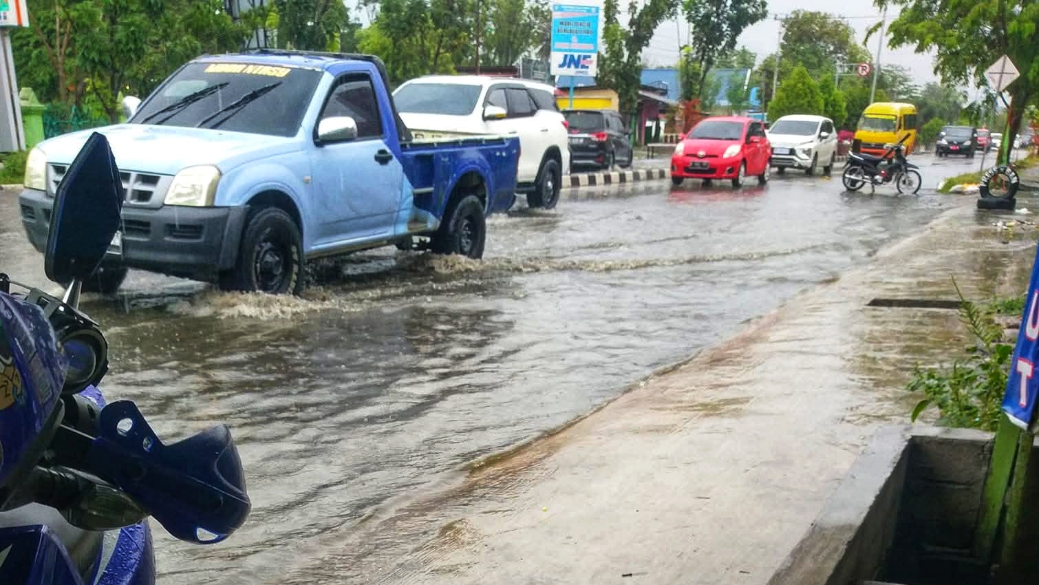 Salah satu ruas jalan di Kota Palu tergenang air usai hujan dengan intensitas deras.
