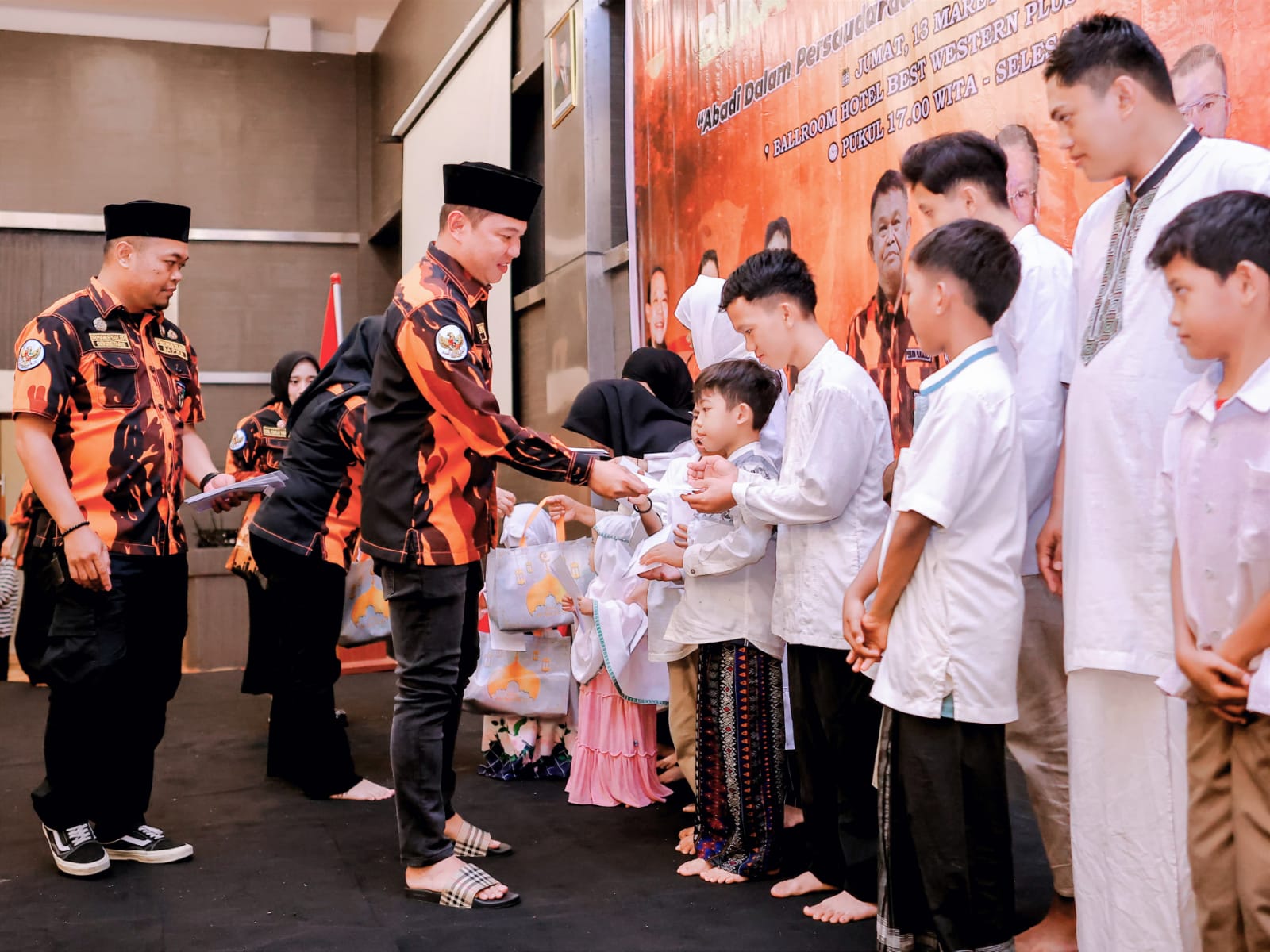 Penyerahan bantuan kepada anak-anak panti asuhan oleh pengurus SAPMA Pemuda Pancasila Sulawesi Tengah dalam kegiatan buka puasa bersama yang berlangsung di Kota Palu, Jumat (13/3).