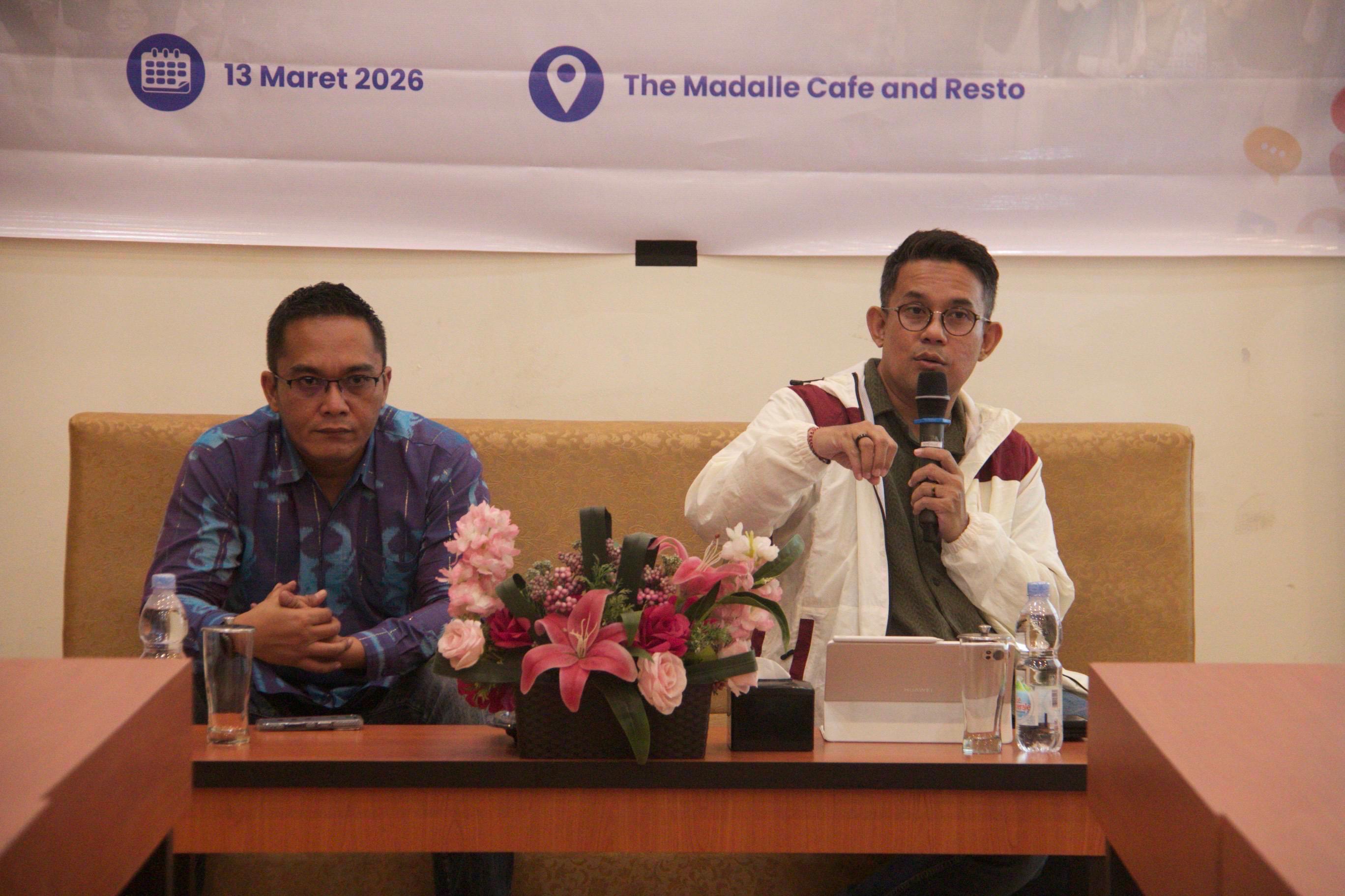 Kepala OJK Provinsi Sulawesi Tengah, Bonny Hardi Putra (kanan) menyampaikan informasi terkait perkembangan sektor jasa keuangan kepada rekan-rekan Media di Provinsi Sulawesi Tengah. 