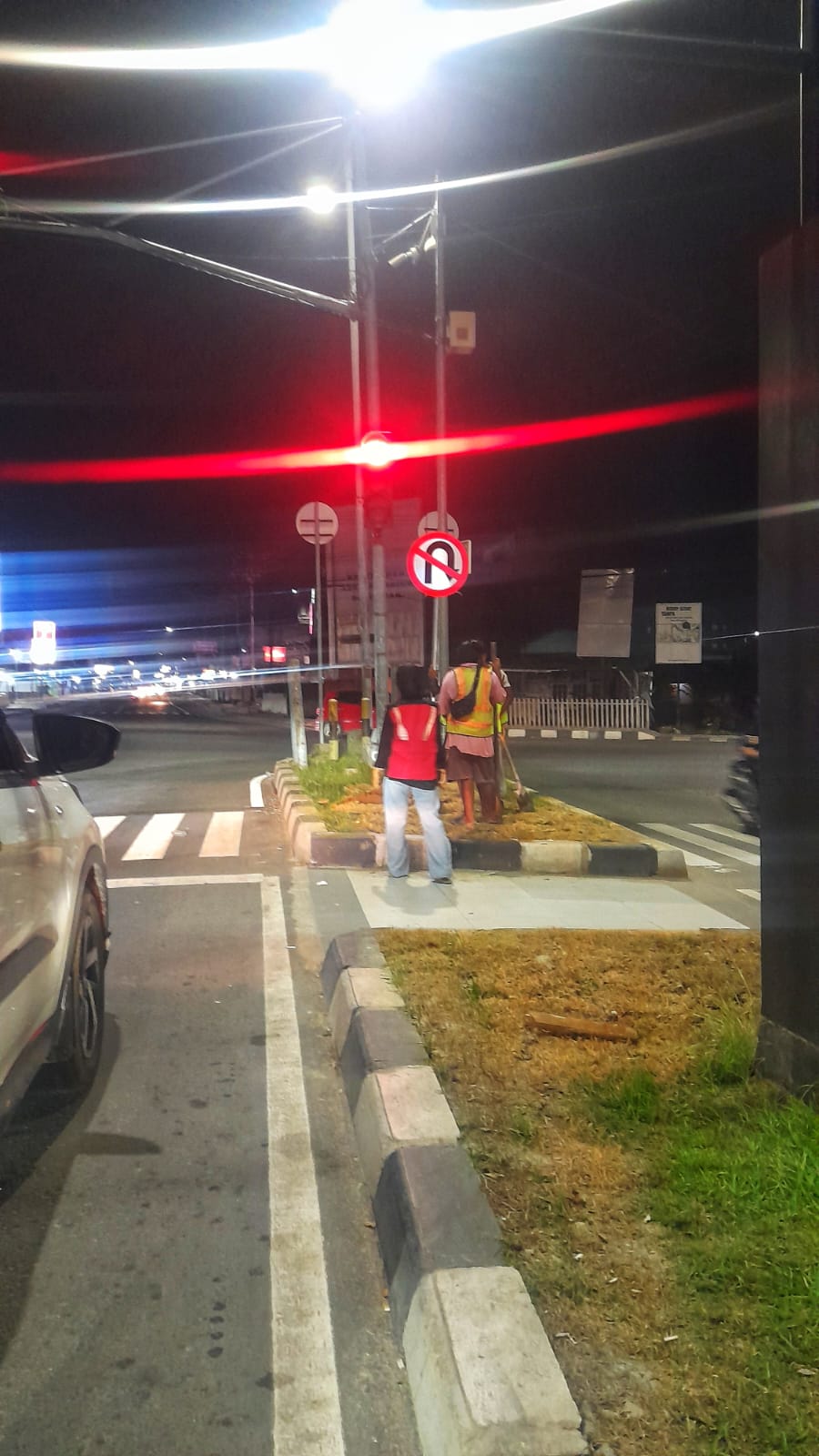 Pemasangan rambu dilarang putar balik di dekat traffic light arah selatan jalan Prof Moh Yamin, Kota Palu, Sabtu (15/3) malam.