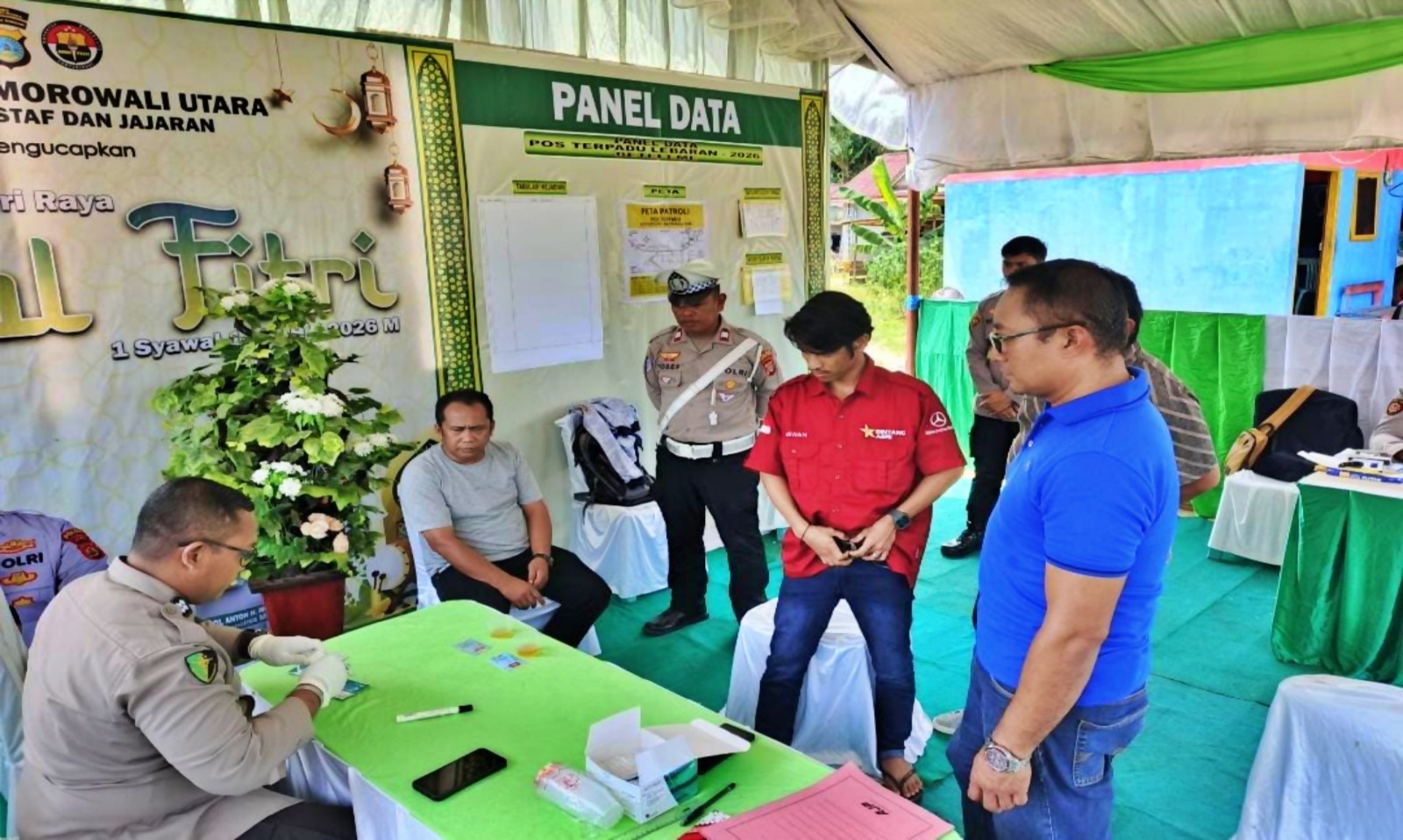 Petugas Polres Morowali Utara melakukan tes urine terhadap sopir bus AKAP di Pos Terpadu Beteleme jelang arus mudik Lebaran 2026.
