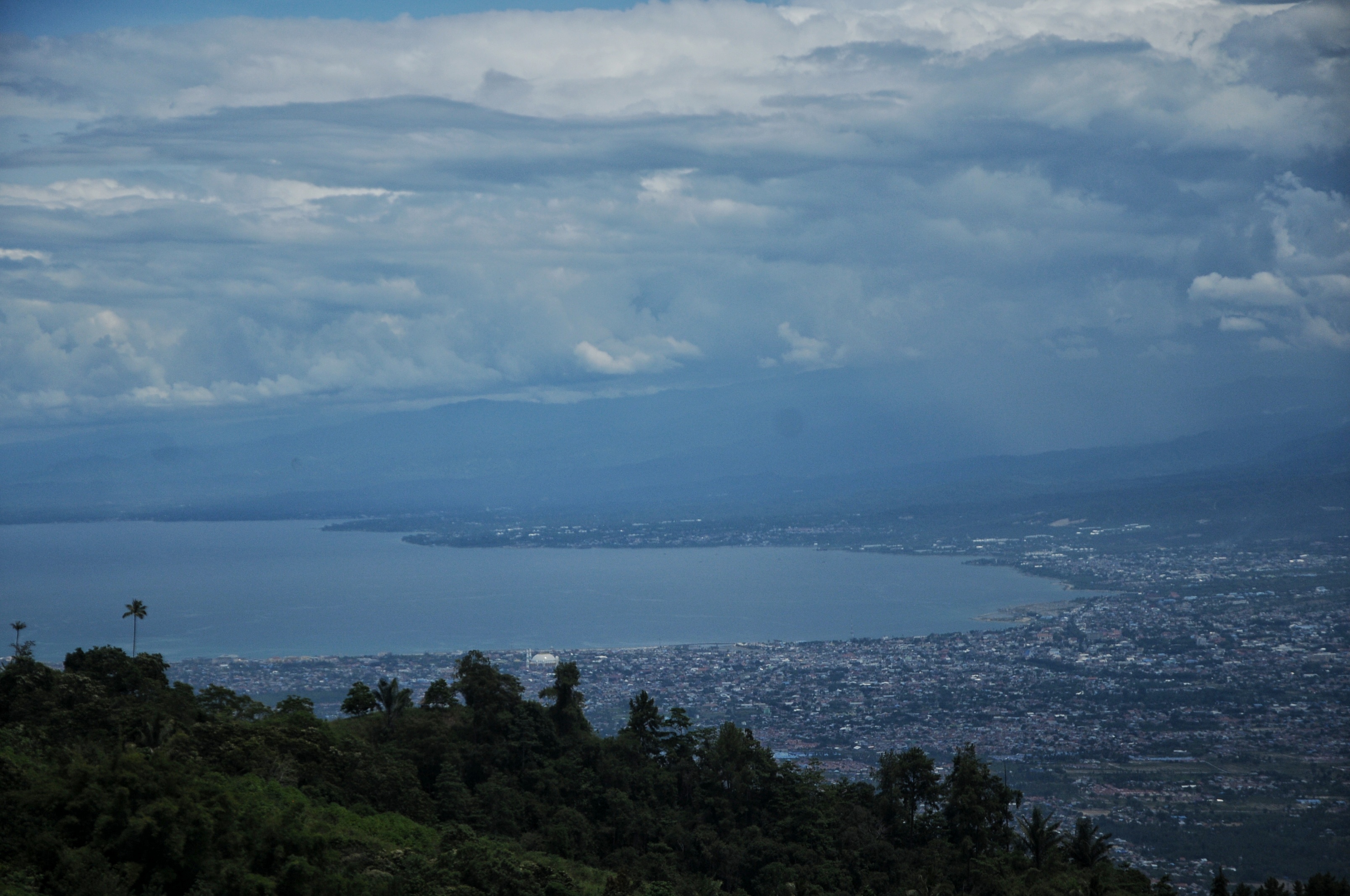 Landscape Kota Palu dari ketinggian. GAW Lore Lindu Bariri menyebut, Kota Palu termasuk zona musim bertipe lokal di wilayah Sulawesi Tengah.