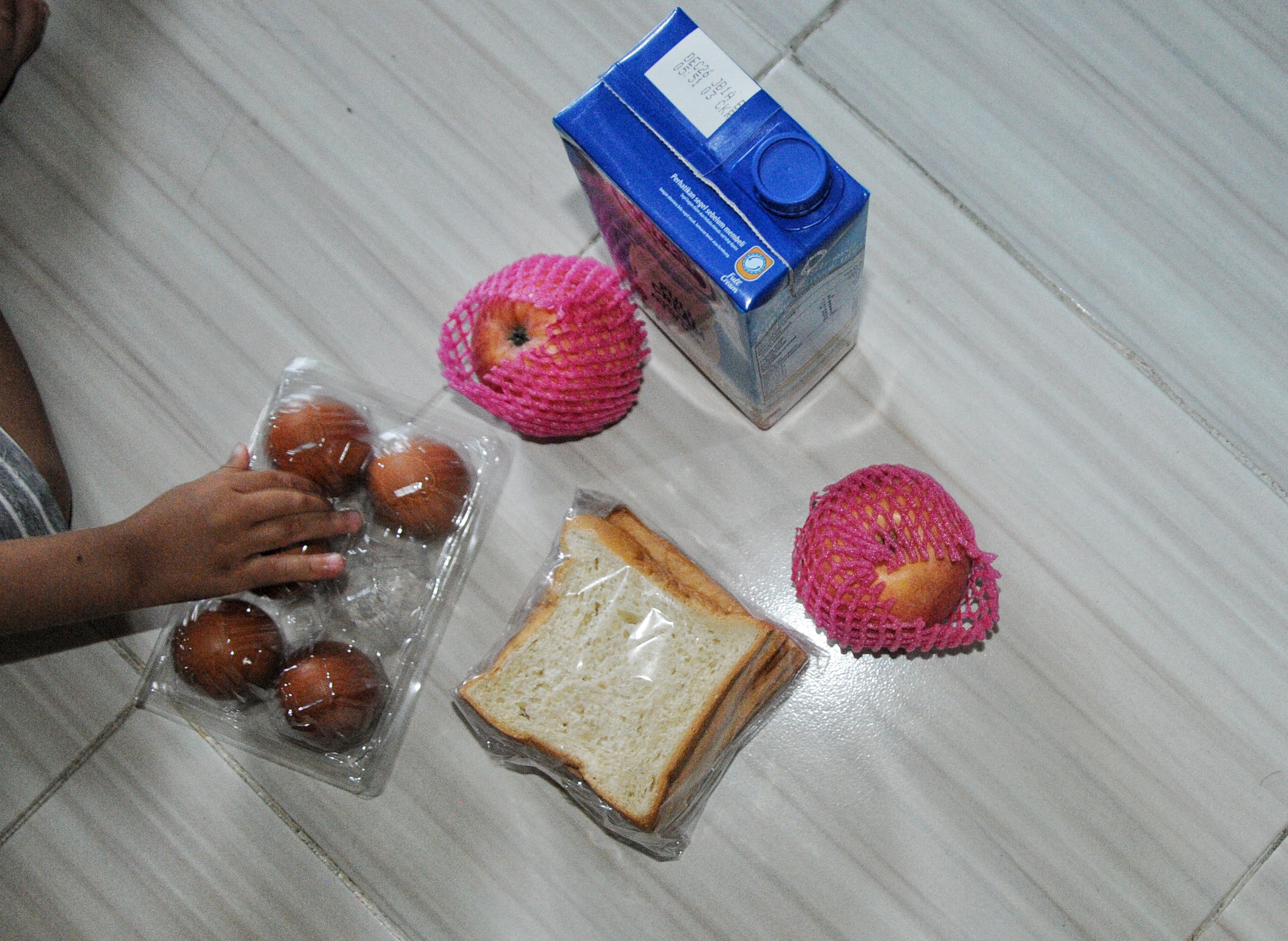 Paket khusus Idul Fitri dari Program Makan Bergizi Gratis (MBG) yang diterima balita di desa Tinggede Selatan, Kabupaten Sigi, Sulawesi Tengah, Sabtu (14/3/2026). 