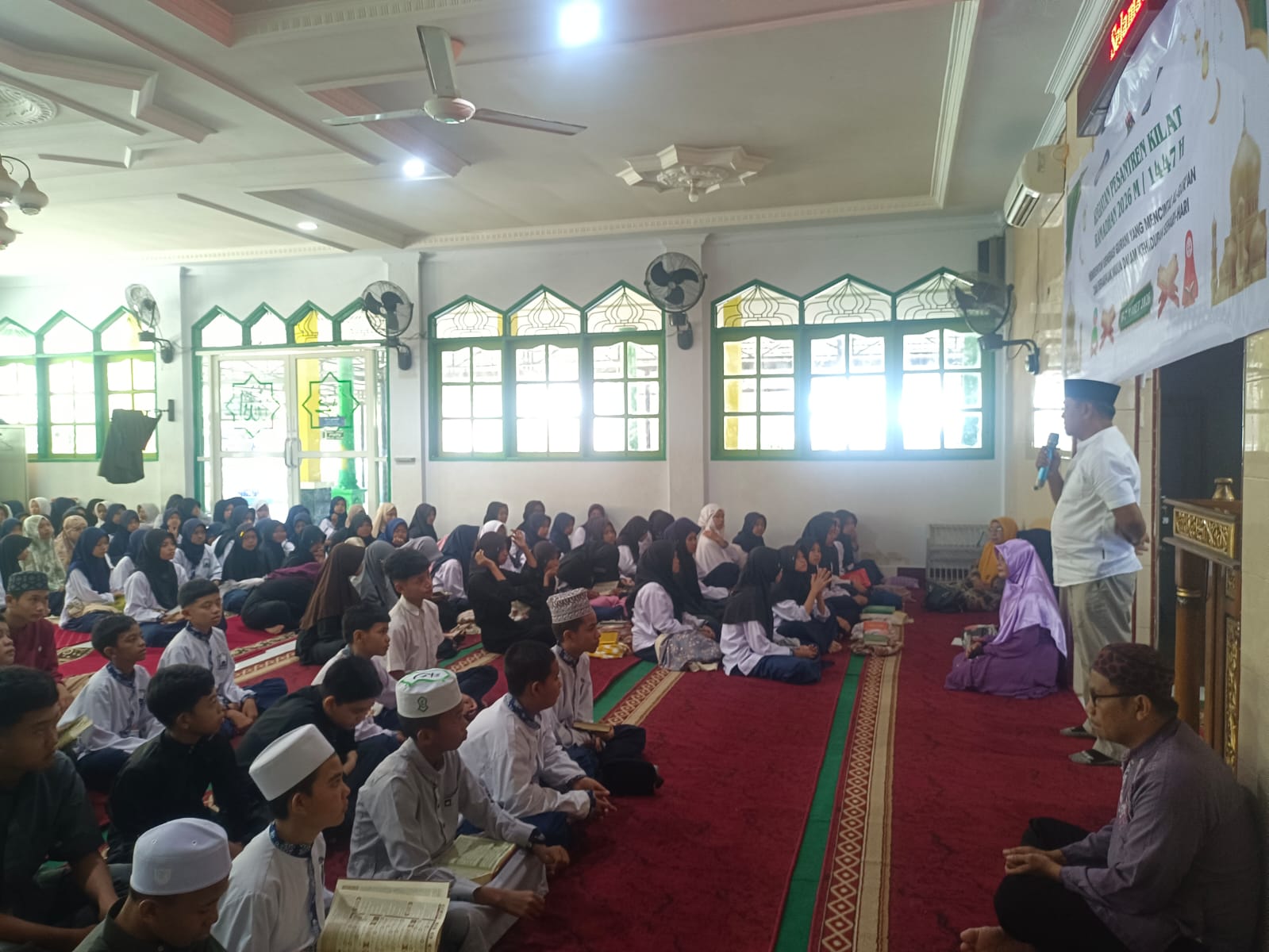 Siswa SMPN 3 Palu mengikuti kegiatan Pesantren Kilat Ramadan dengan pembelajaran Al-Qur&rsquo;an dan akhlak di lingkungan sekolah.