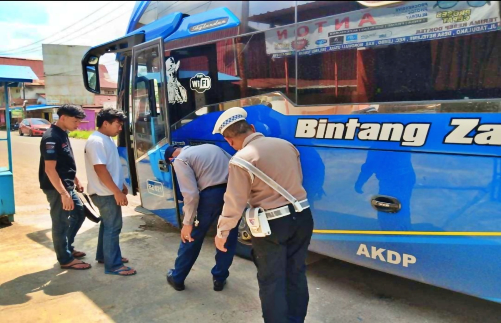 Petugas Polres Morowali Utara bersama Dinas Perhubungan memeriksa kondisi bus AKAP saat ramp check di Pos Terpadu Beteleme jelang arus mudik Lebaran 2026.