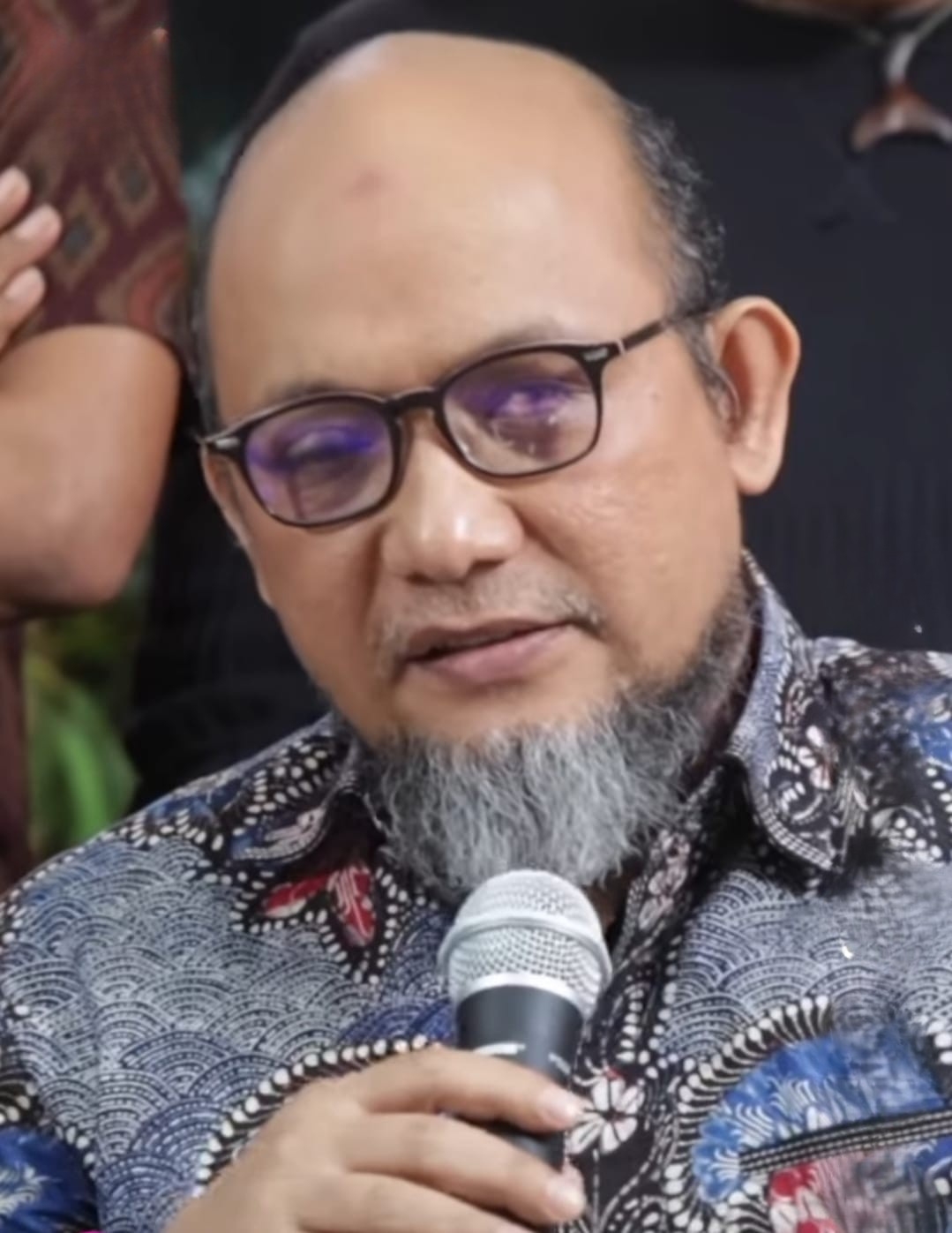 Novel Baswedan mendesak pemerintah mengusut tuntas kasus penyiraman air keras Andrie Yunus di Jakarta.