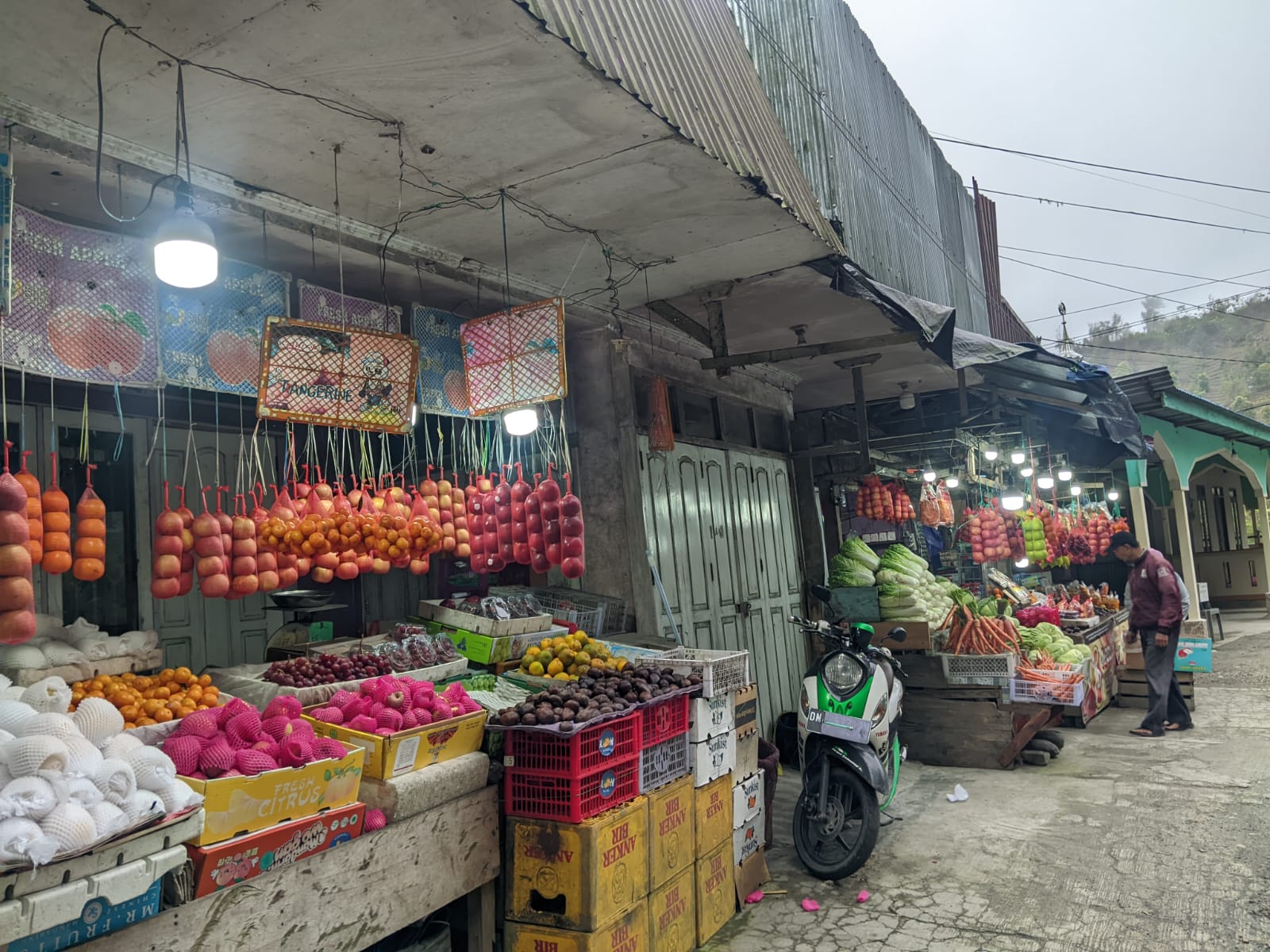 BERKAH MUDIK : Pedagang Buah di Kebun Kopi Kebanjiran Pembeli Jelang Idul Fitri, Minggu 15 Maret 2026.(FOTO: RAHMAT FADHIL/RADAR PALU)